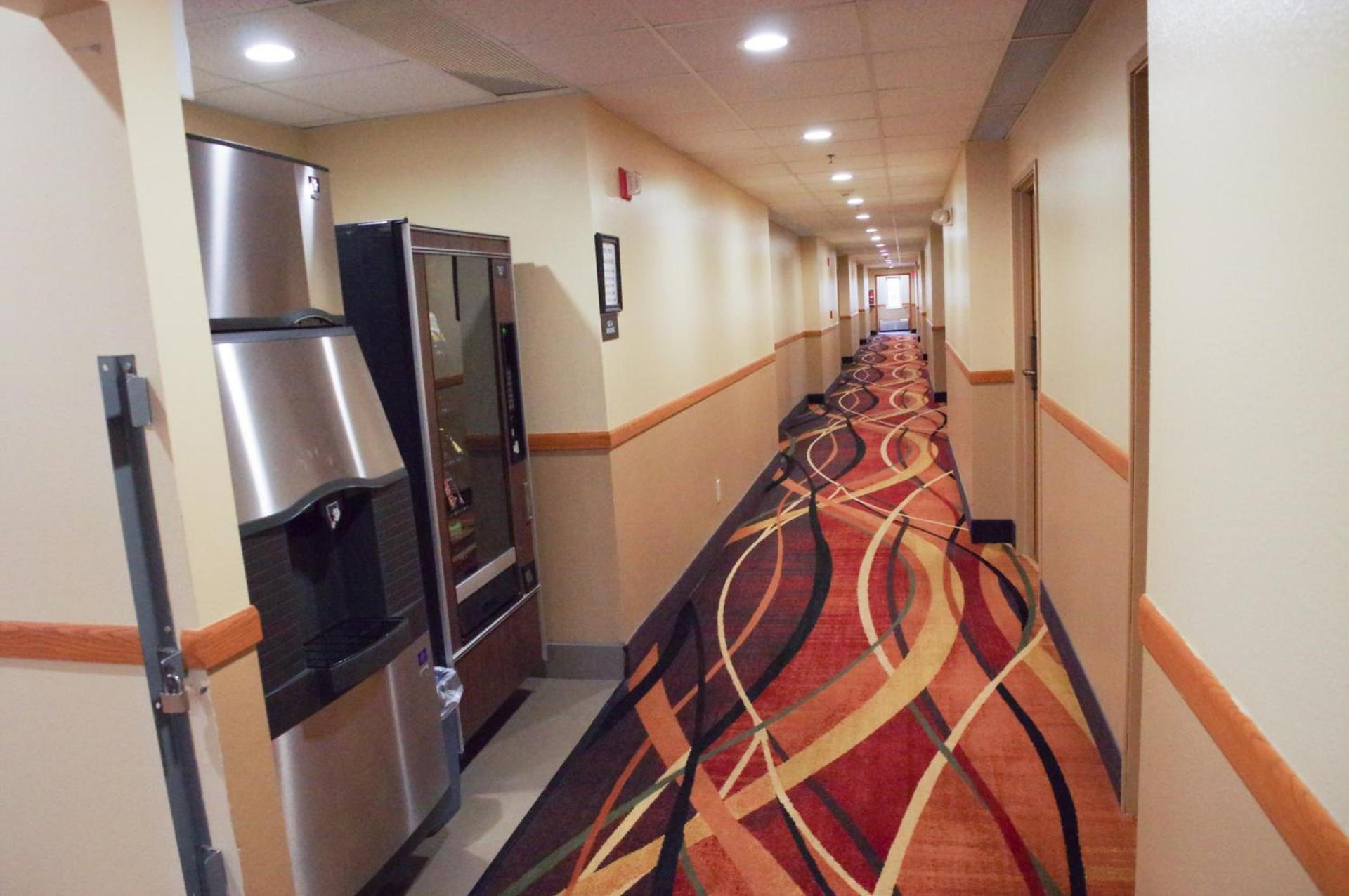 DUTCH INN AND SUITES photo 20