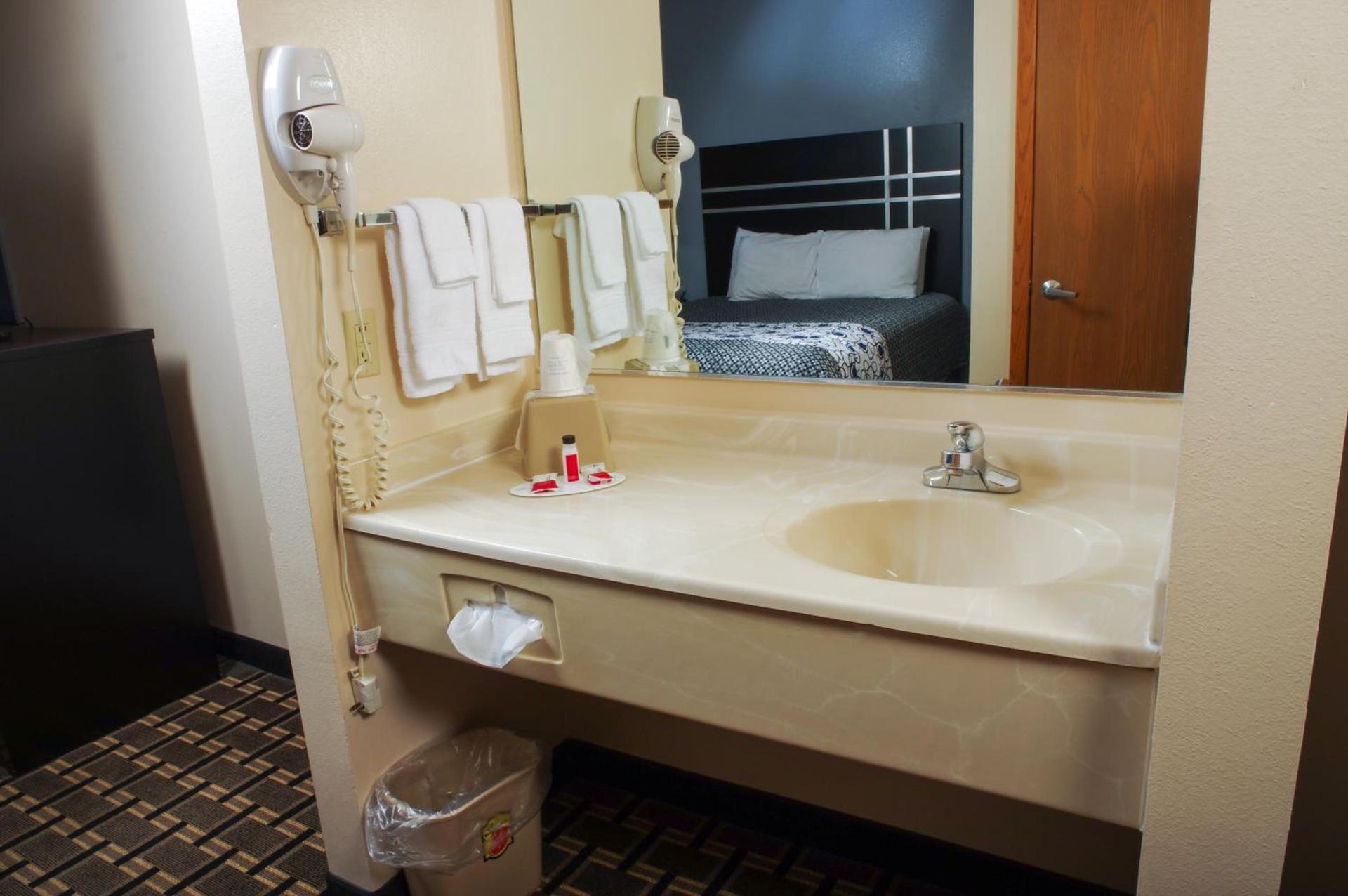 DUTCH INN AND SUITES photo 21