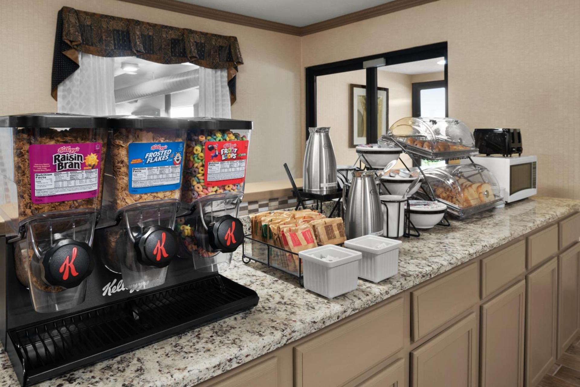 Baymont by Wyndham Belleville Airport Area Free Airport Shuttle photo 8