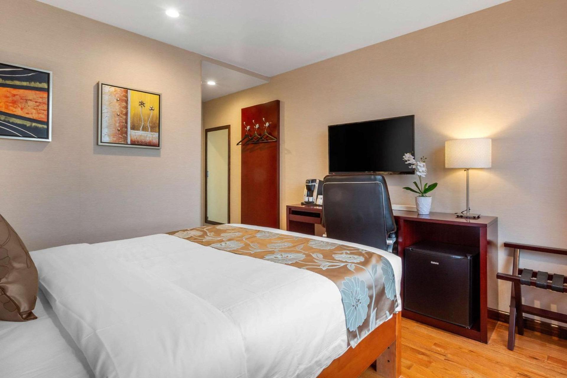 The L Hotel photo 32