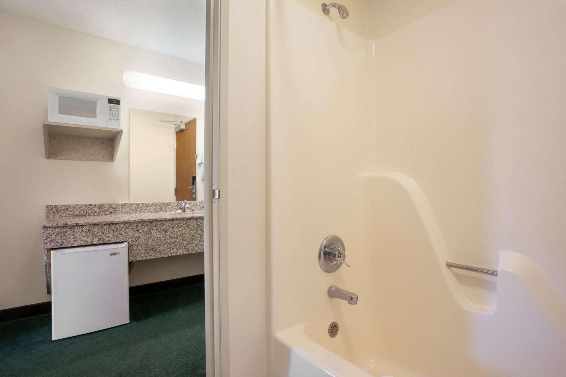 Travelodge by Wyndham Morrill photo 14