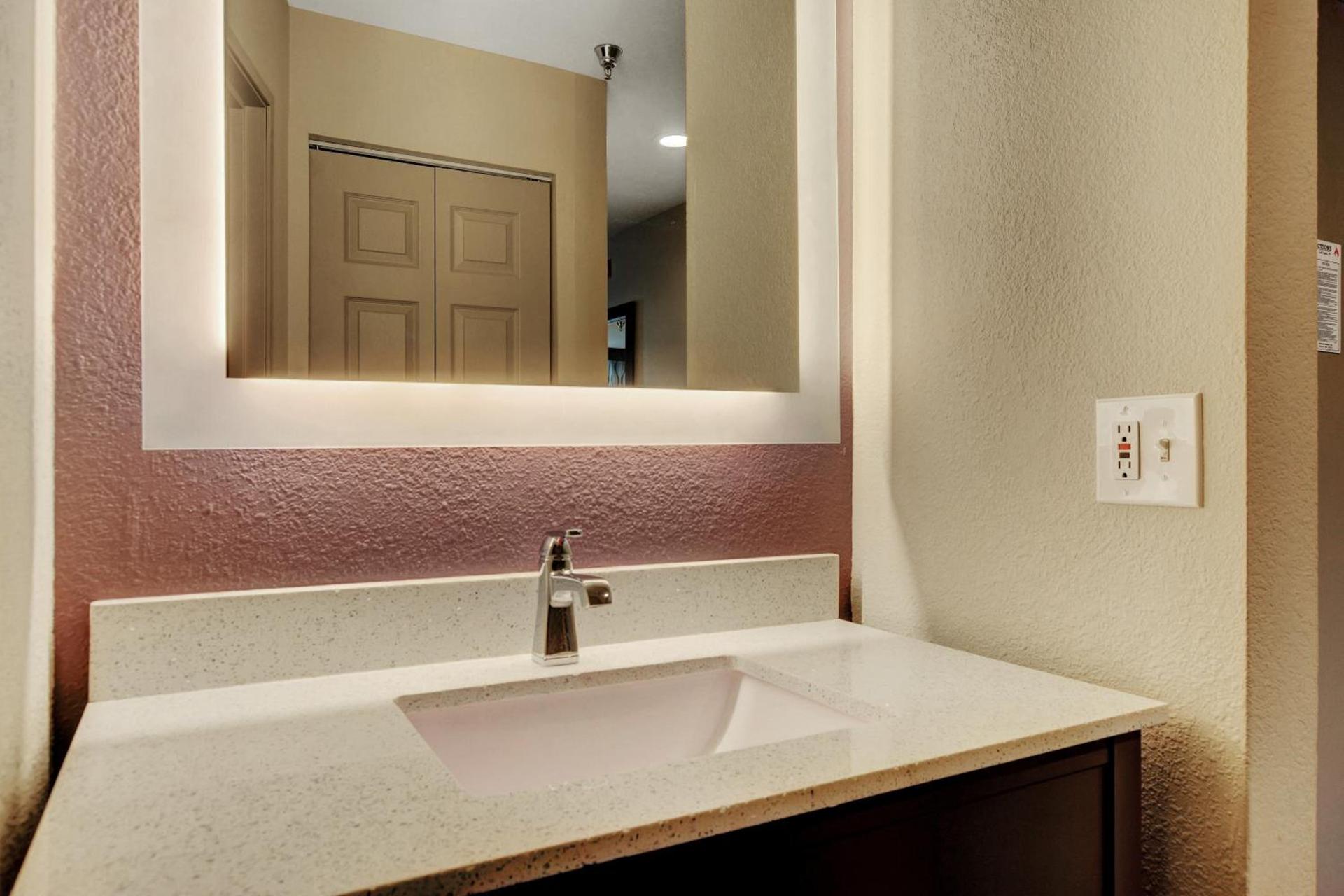 La Quinta Inn & Suites by Wyndham Las Vegas Nellis photo 41