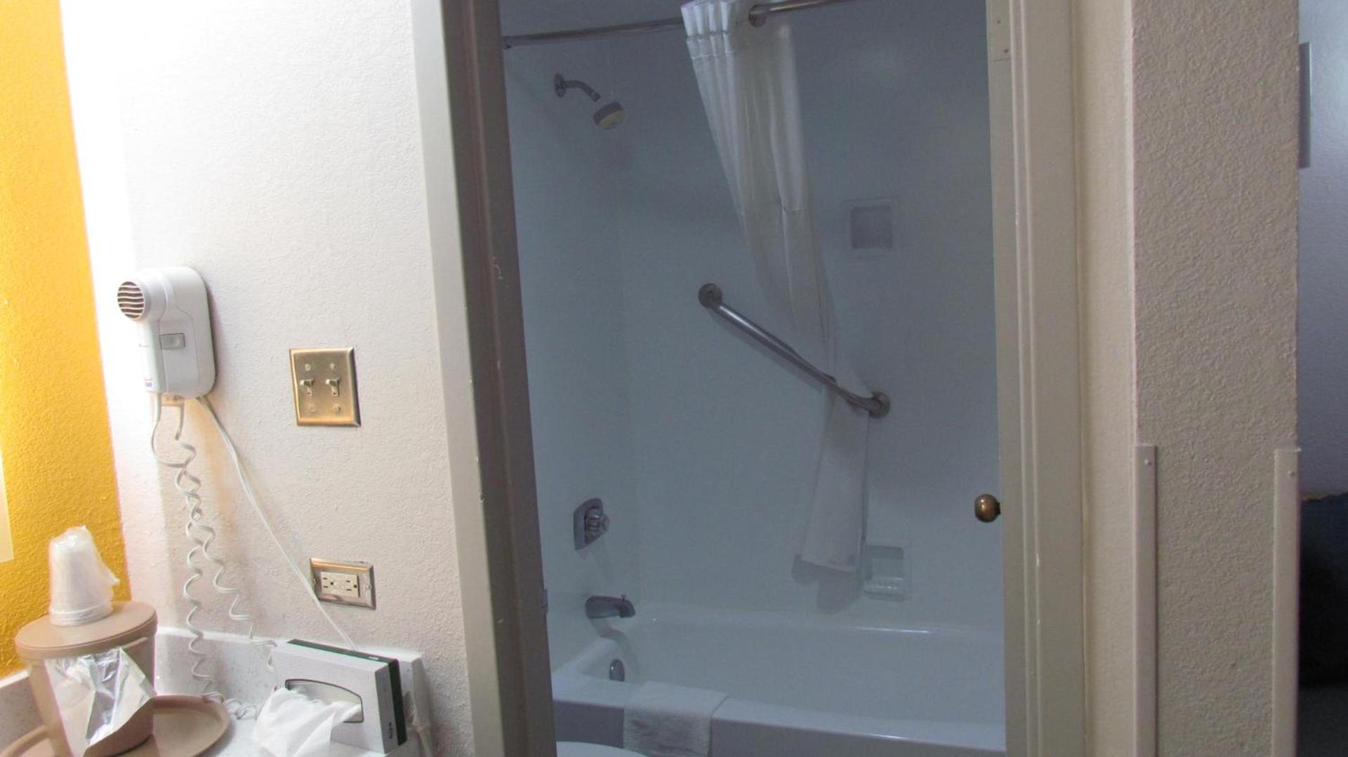 Baymont by Wyndham Murfreesboro photo 71