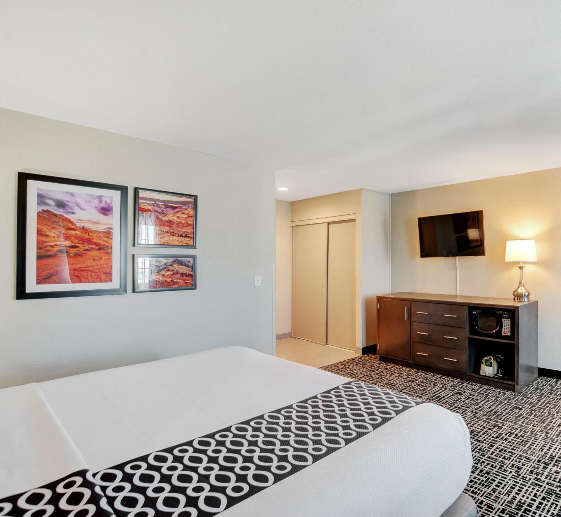 La Quinta Inn & Suites by Wyndham Las Vegas Nellis photo 54