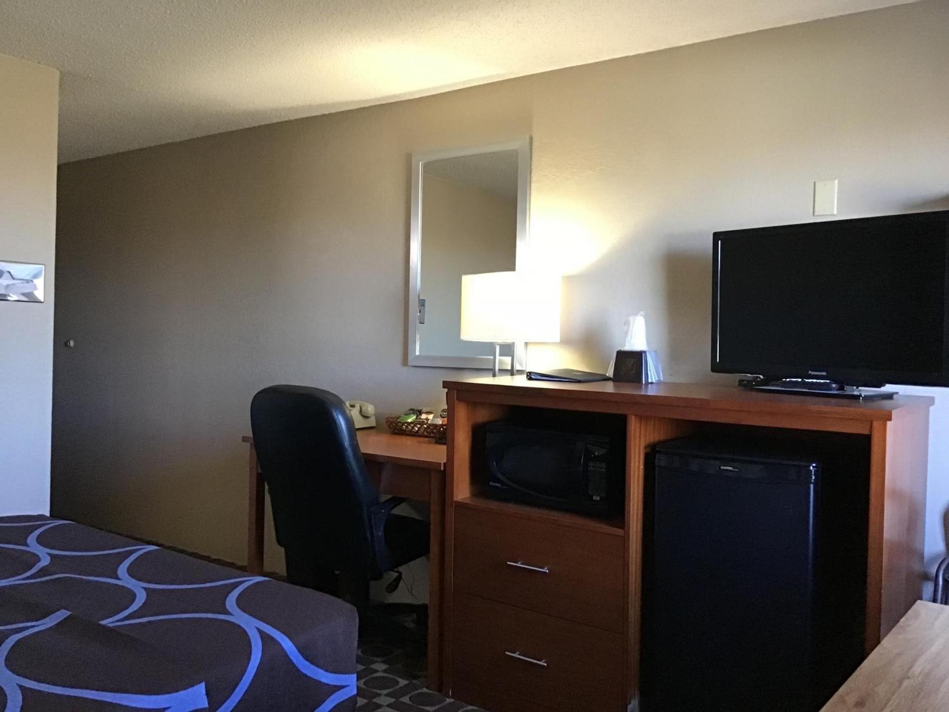 Super 8 by Wyndham Miles City photo 9