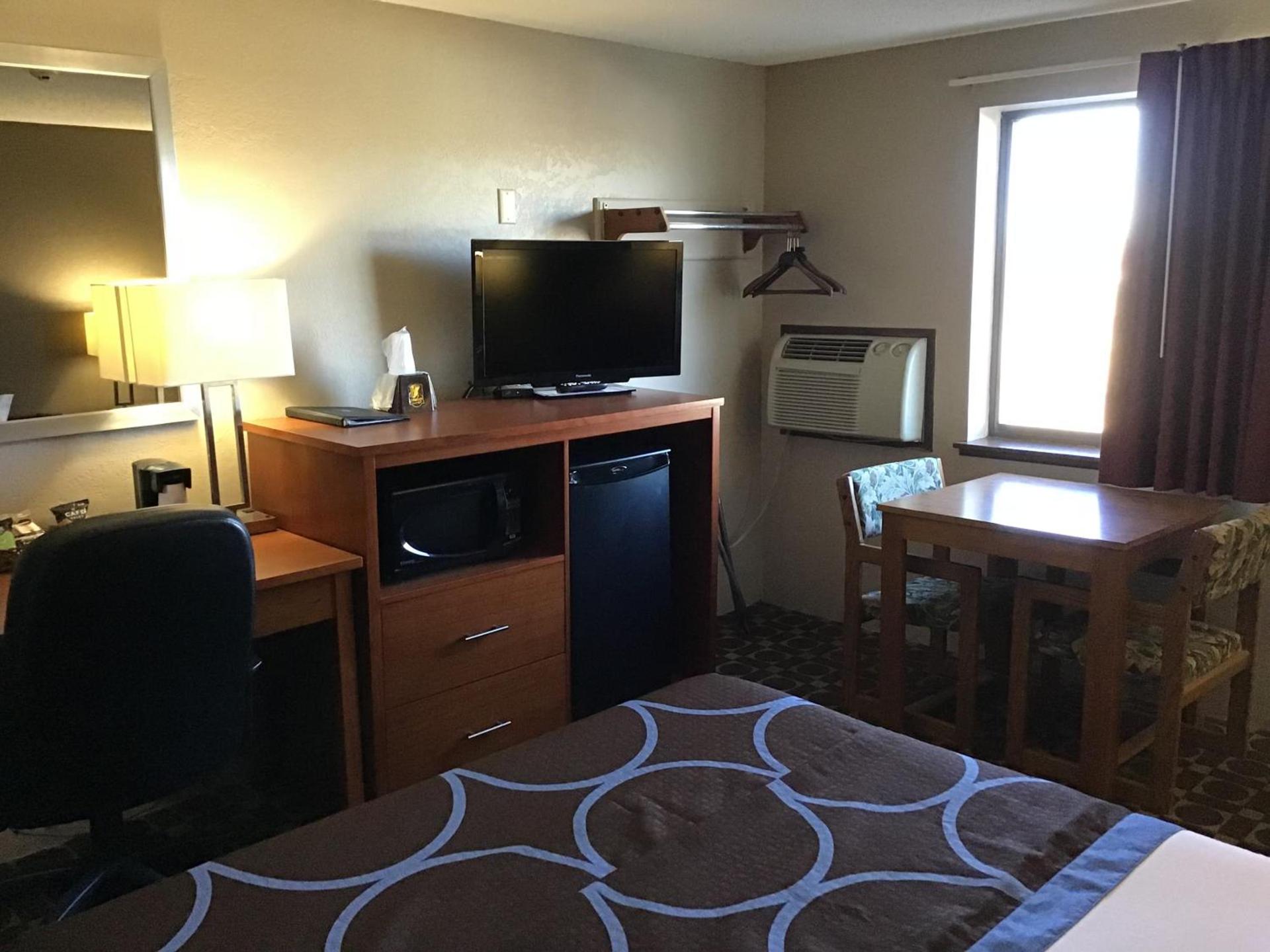 Super 8 by Wyndham Miles City photo 7