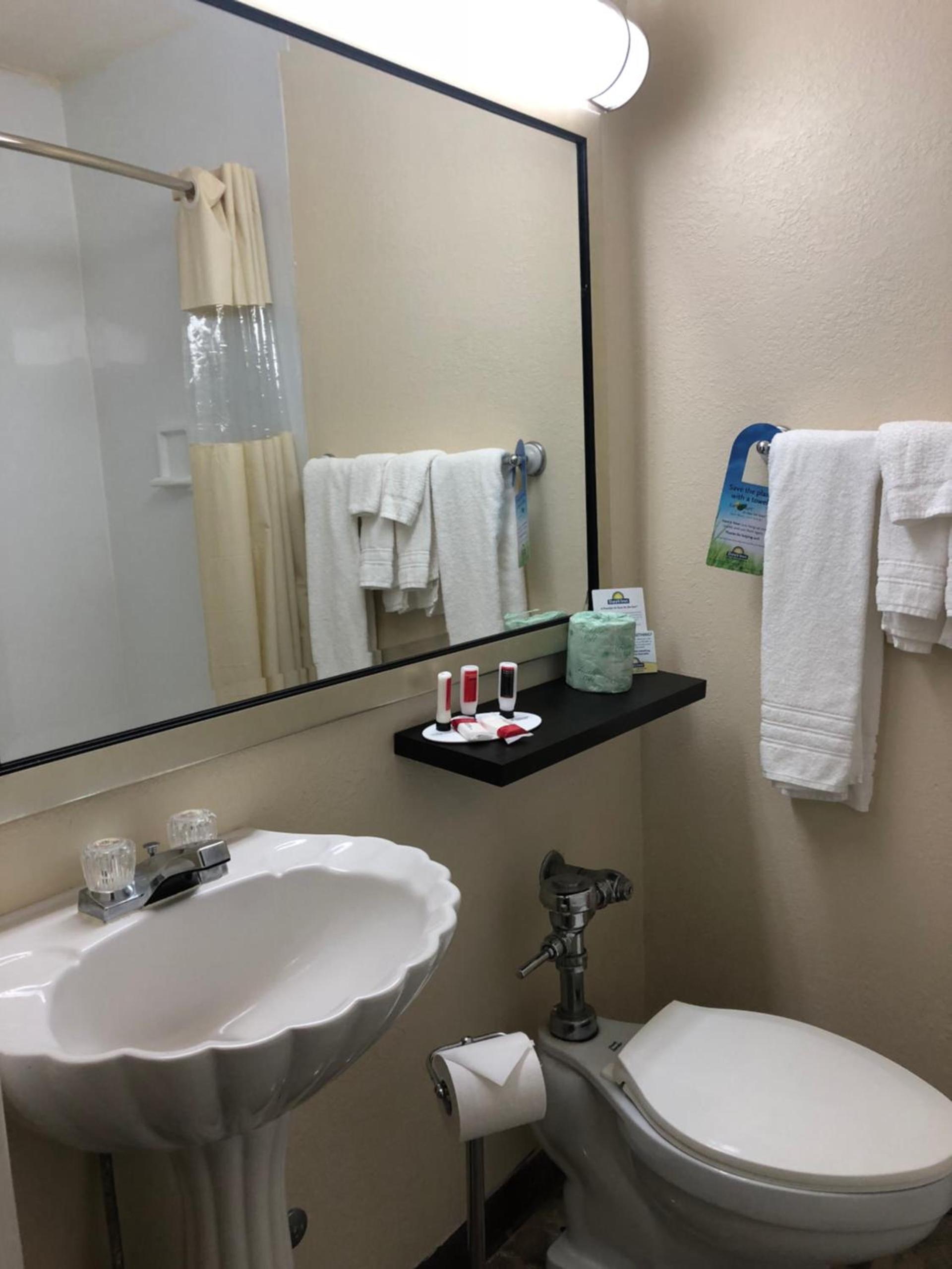 Days Inn by Wyndham Natchez photo 65