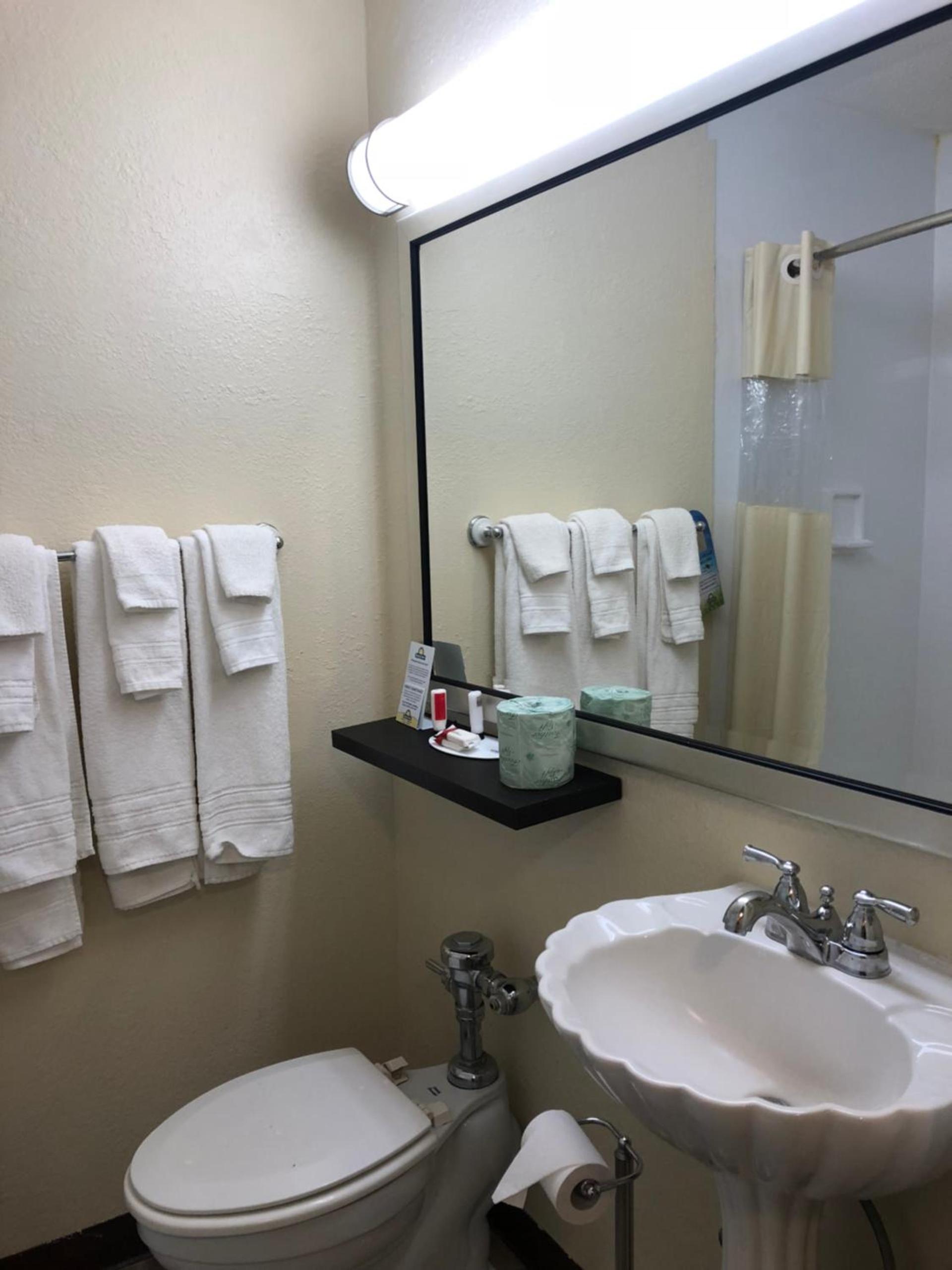 Days Inn by Wyndham Natchez photo 68