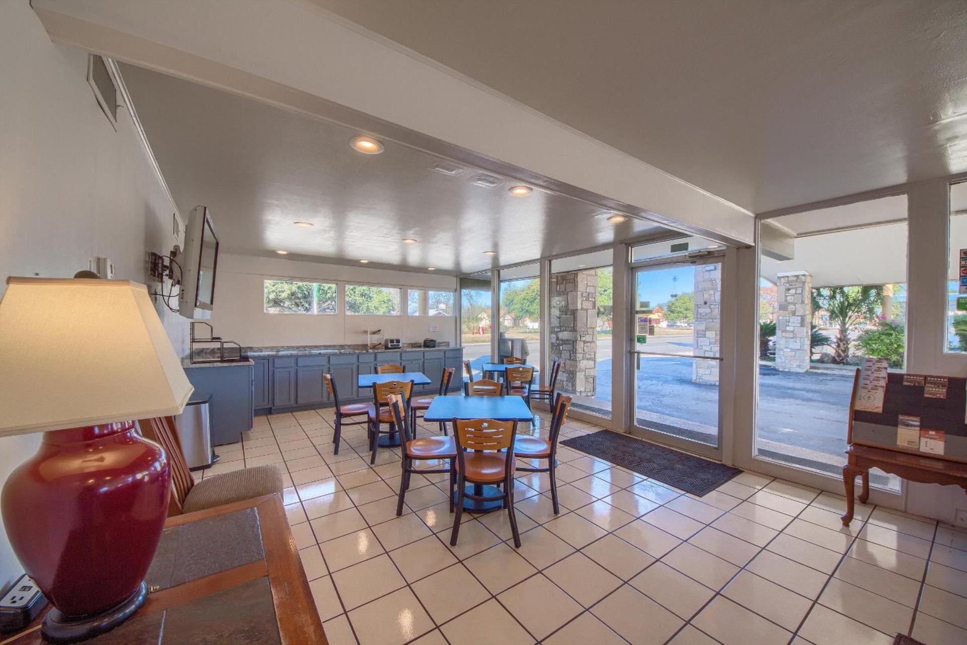 Americas Best Value Inn Uvalde photo 31