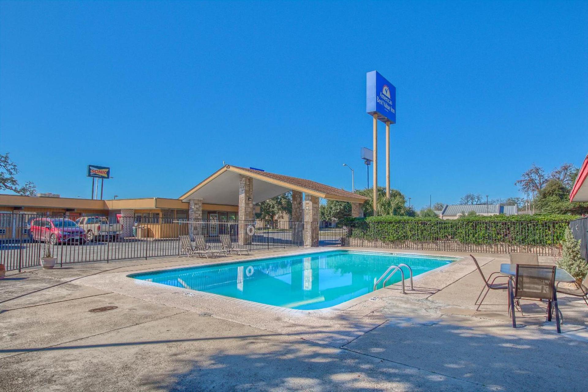 Americas Best Value Inn Uvalde photo 4