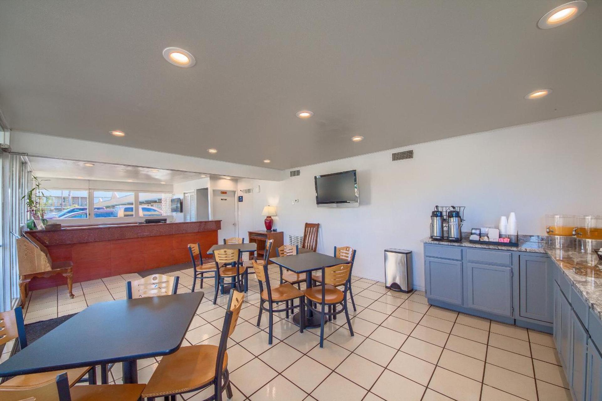 Americas Best Value Inn Uvalde photo 32