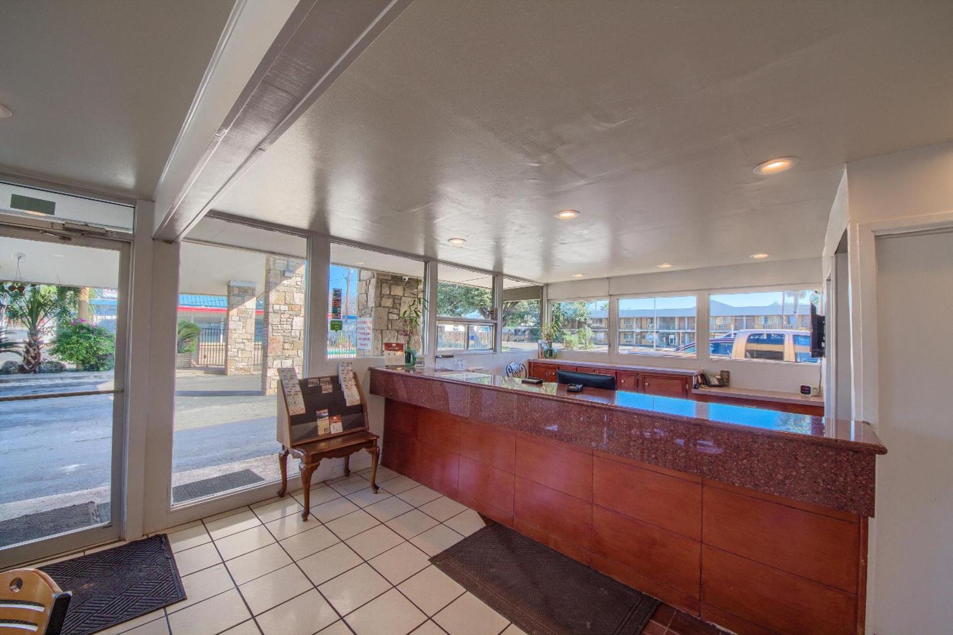 Americas Best Value Inn Uvalde photo 3