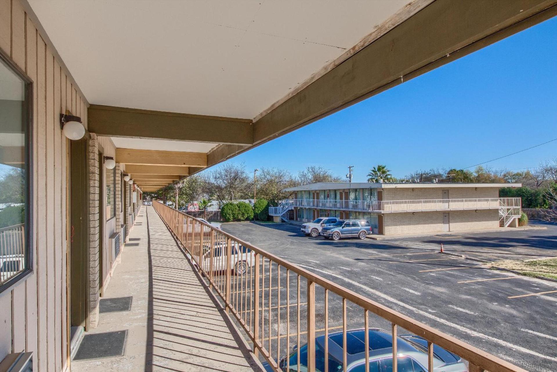 Americas Best Value Inn Uvalde — hotel in Uvalde