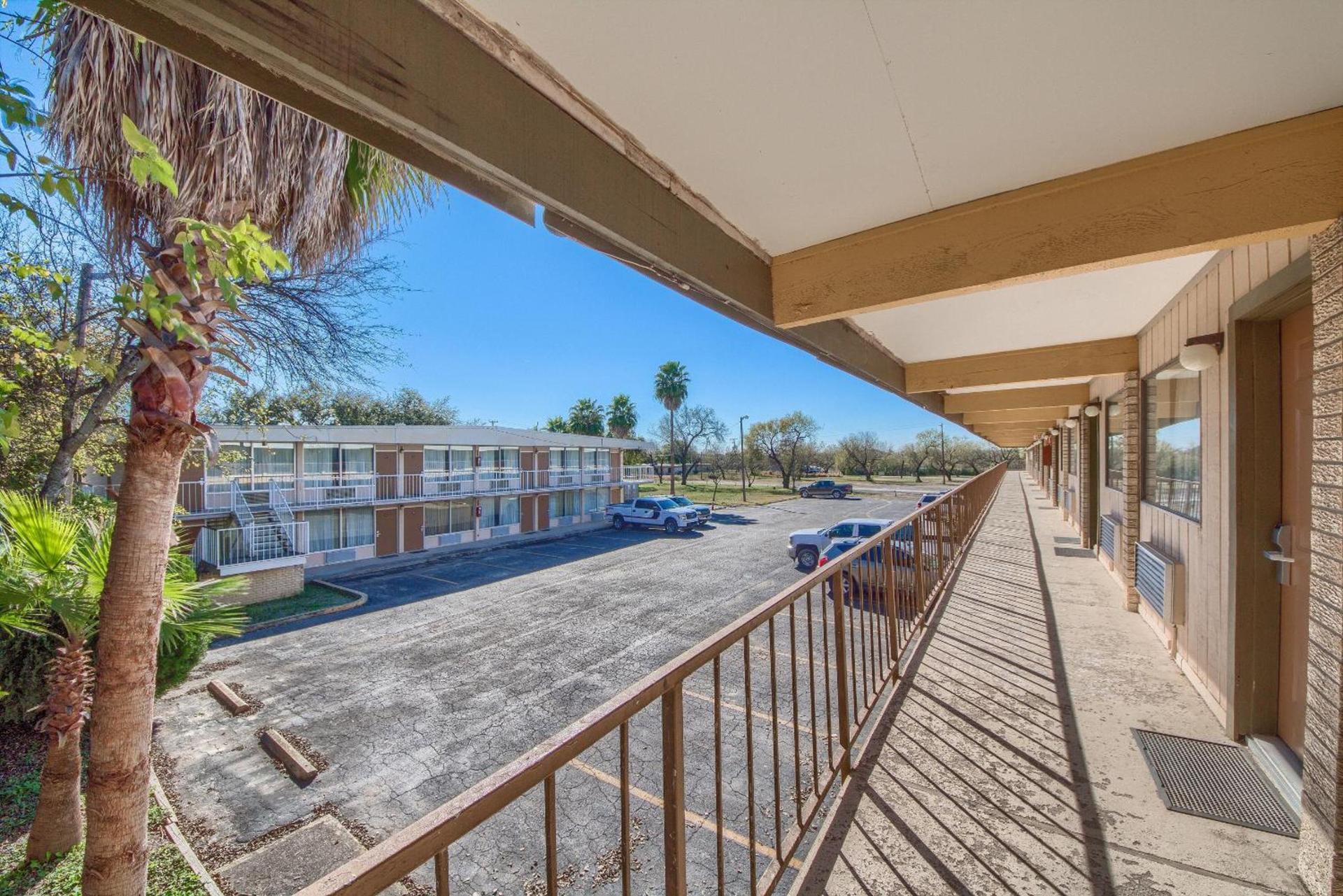 Americas Best Value Inn Uvalde photo 5