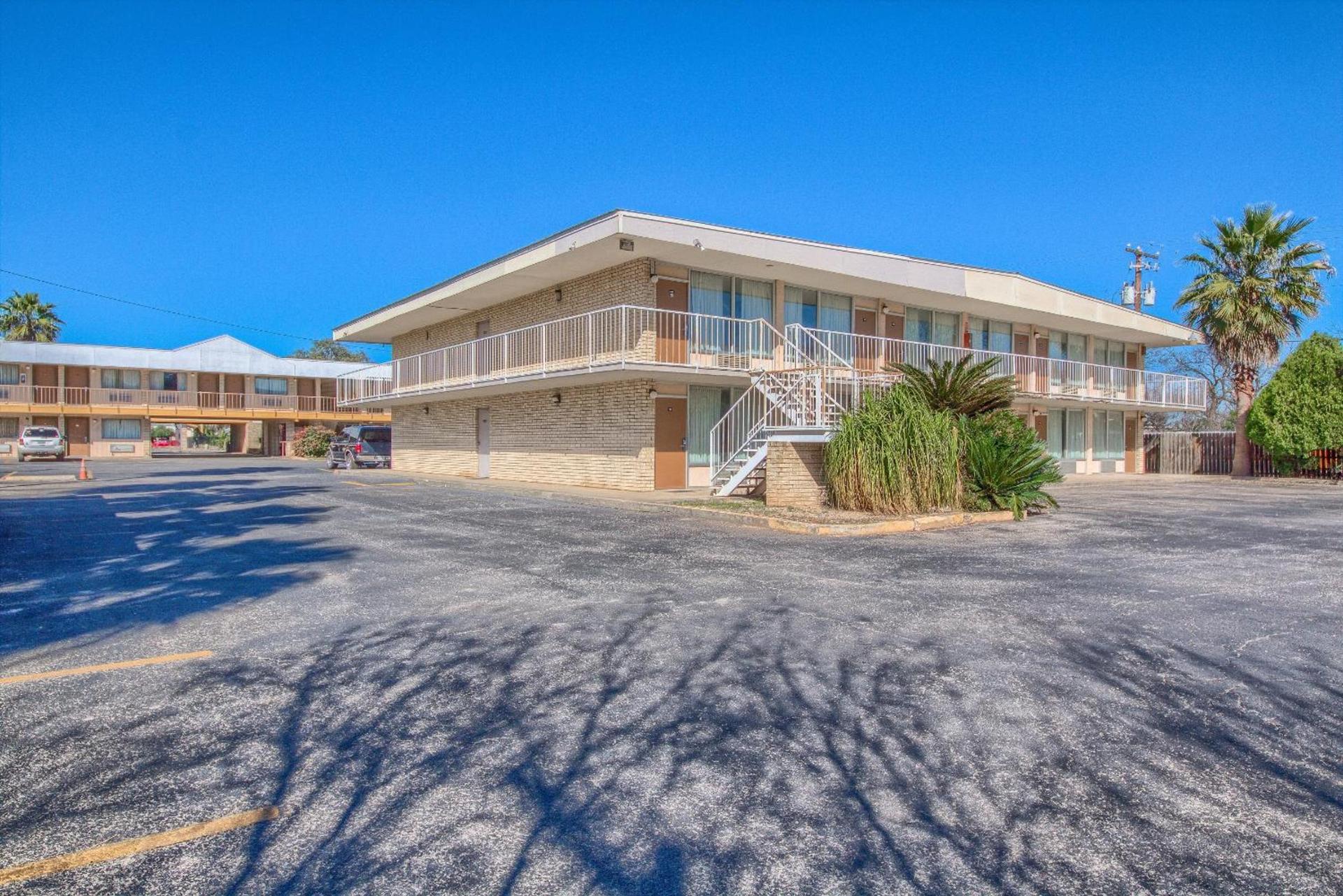 Americas Best Value Inn Uvalde photo 11