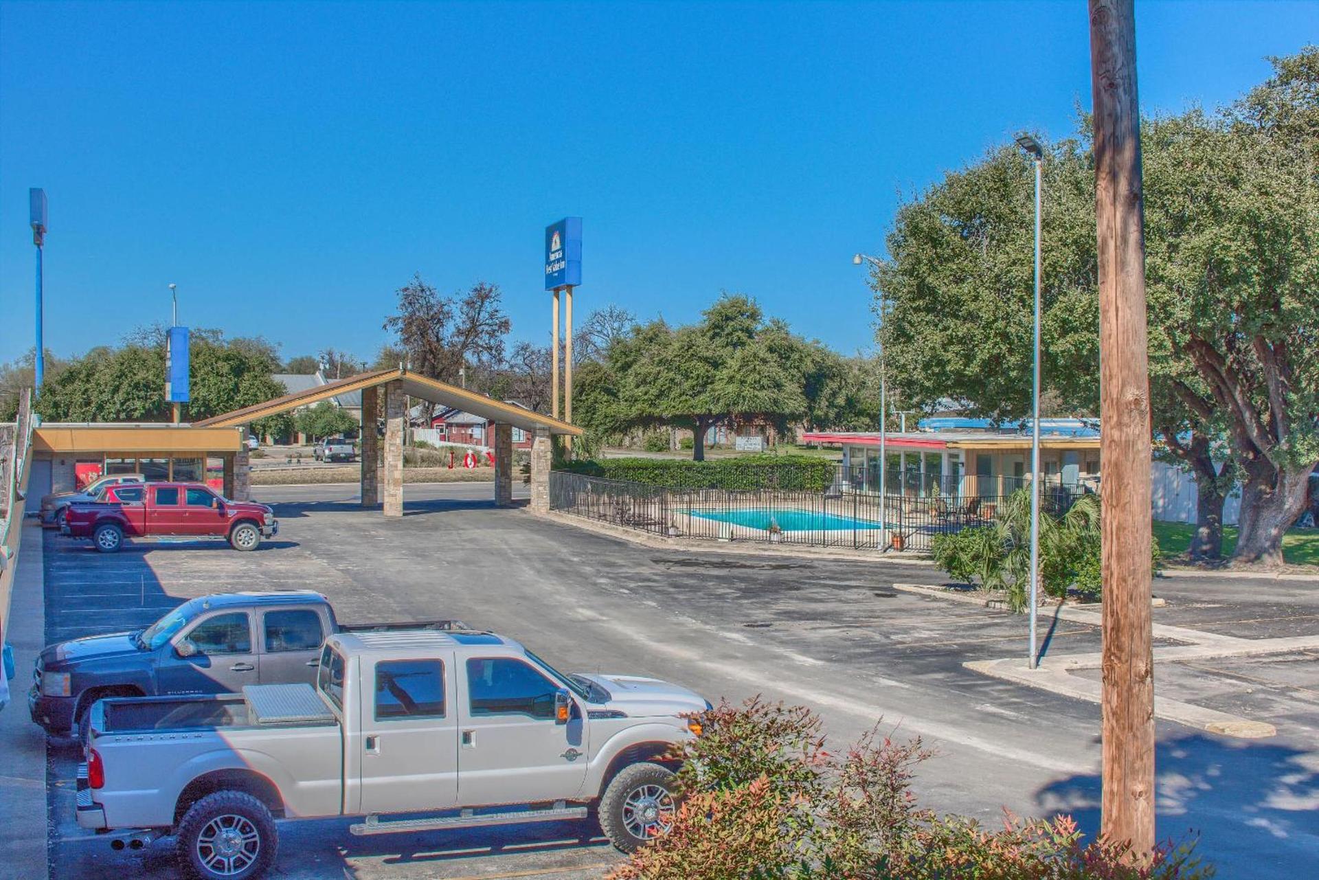 Americas Best Value Inn Uvalde photo 13