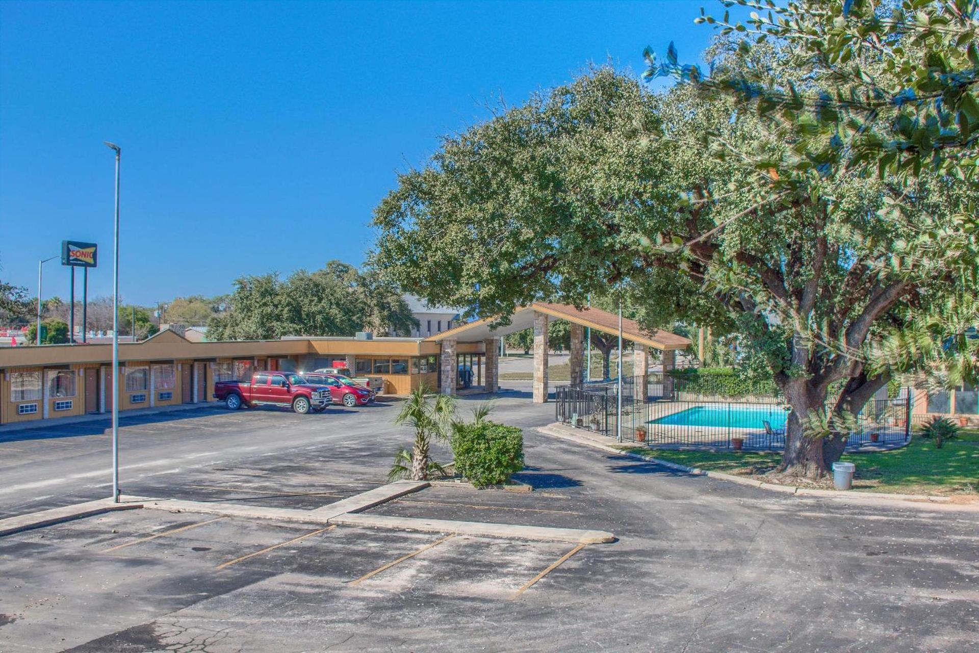 Americas Best Value Inn Uvalde photo 6