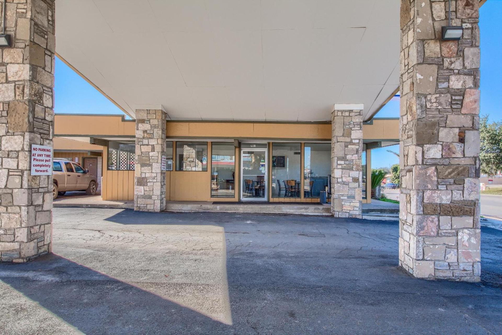 Americas Best Value Inn Uvalde photo 12