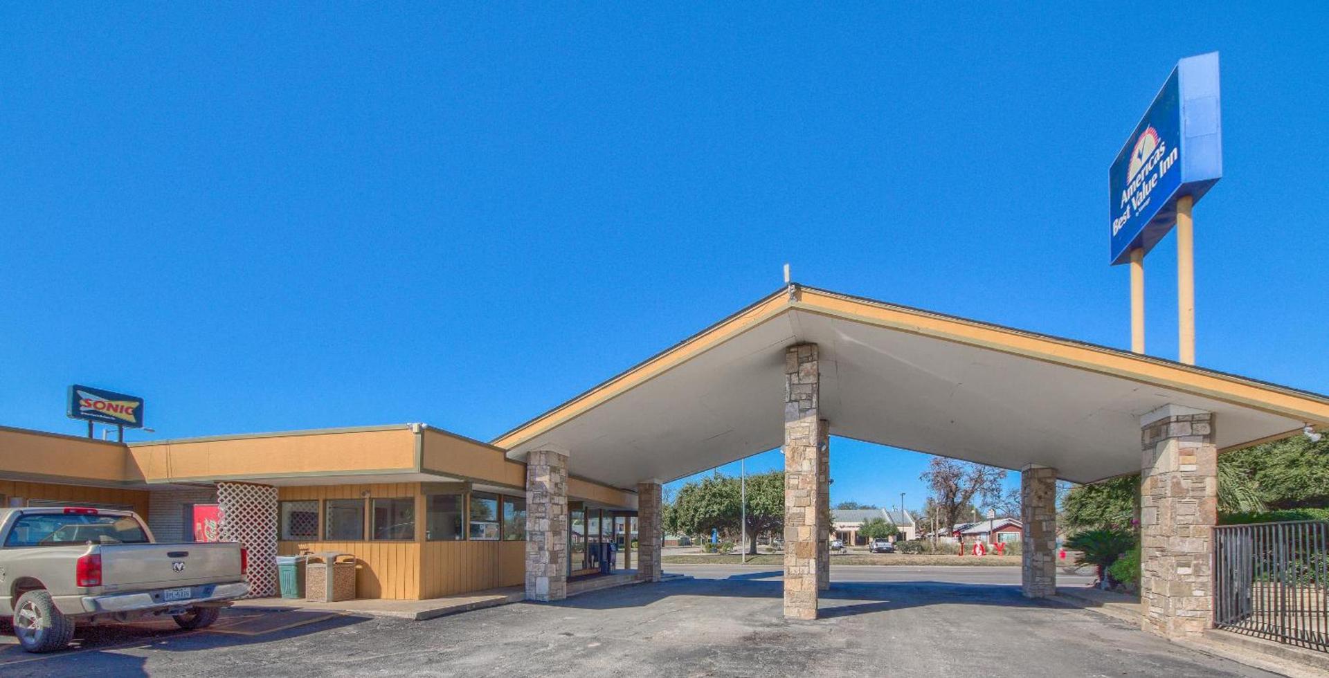 Americas Best Value Inn Uvalde photo 9