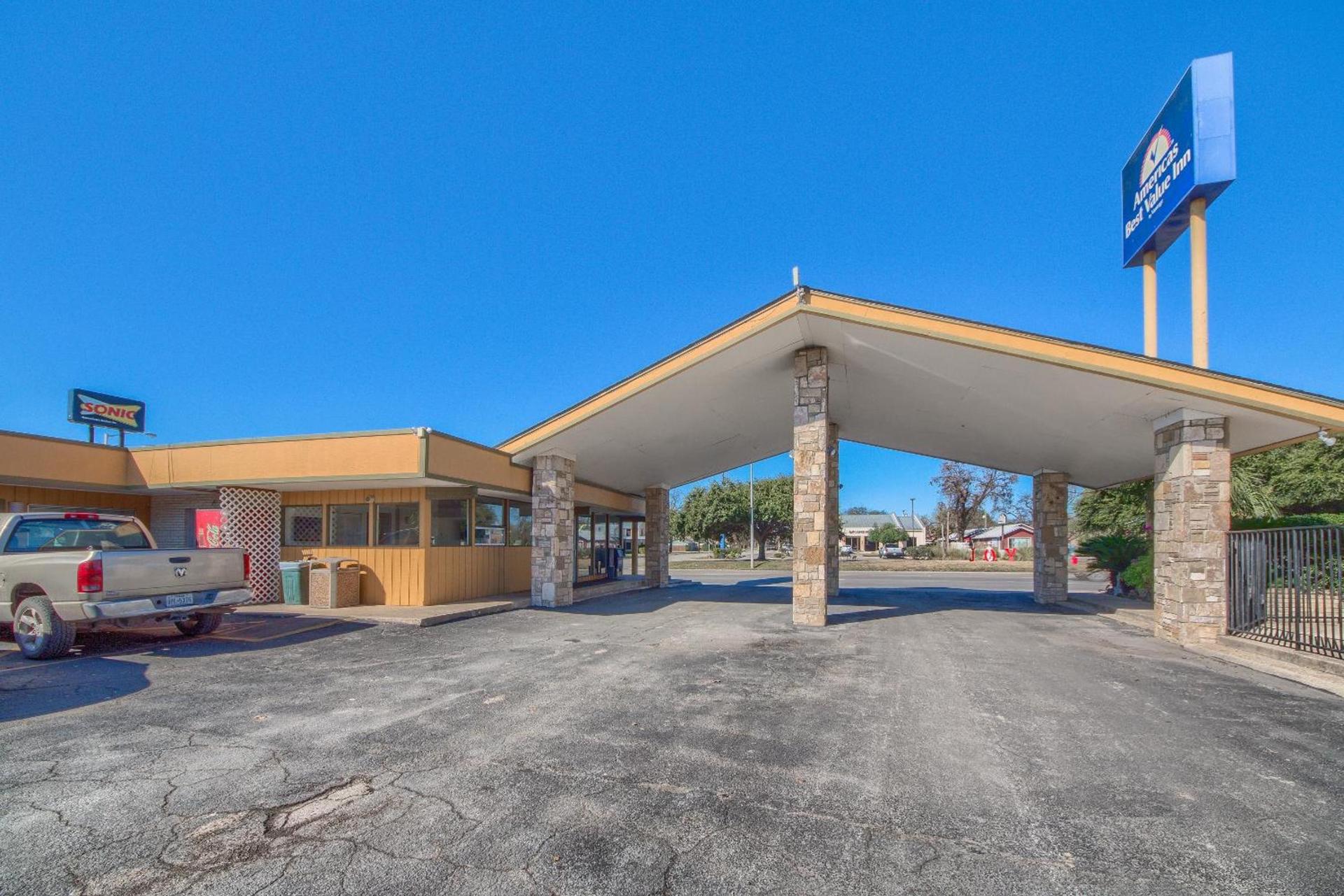 Americas Best Value Inn Uvalde photo 10