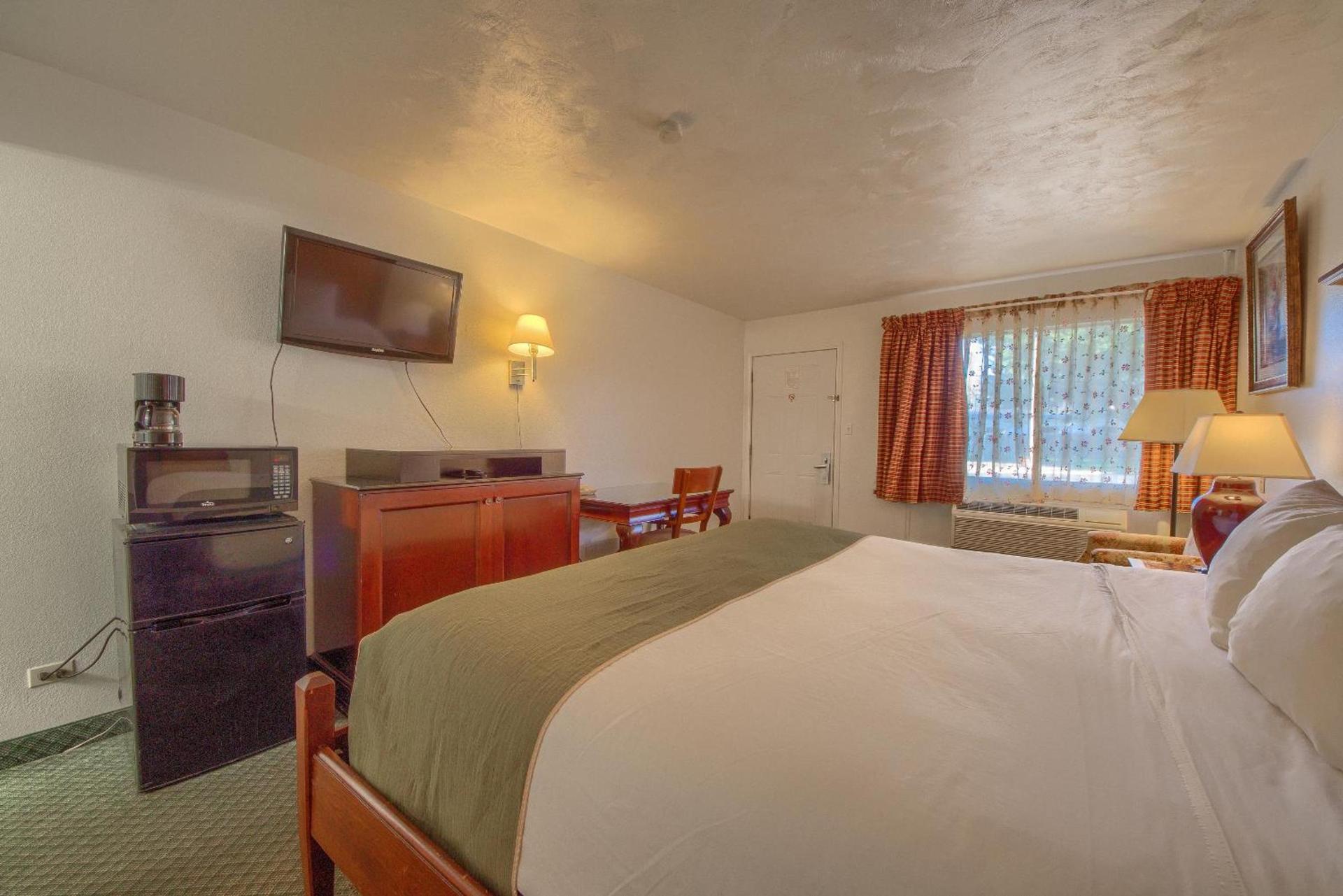 Americas Best Value Inn Uvalde photo 14