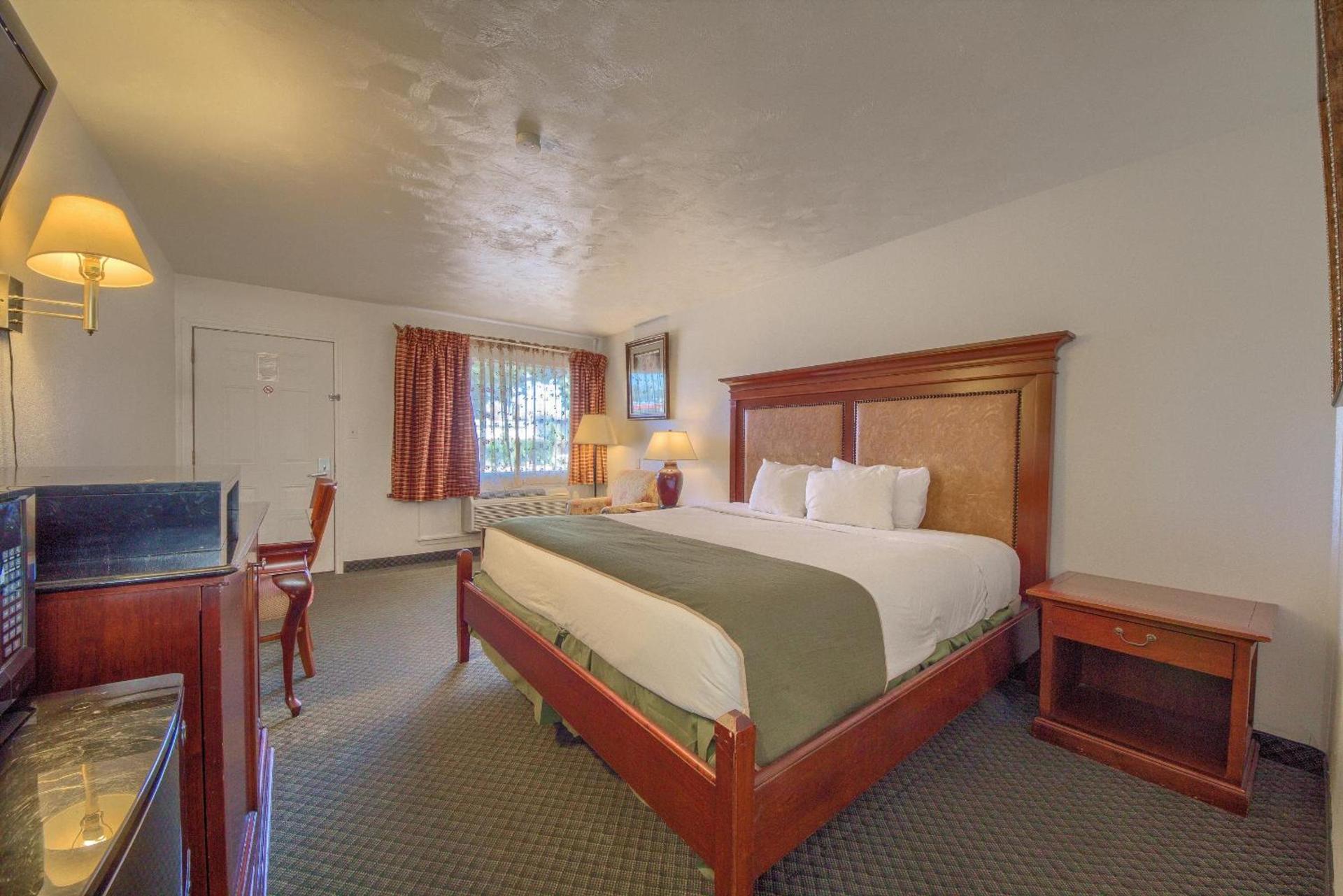 Americas Best Value Inn Uvalde photo 15