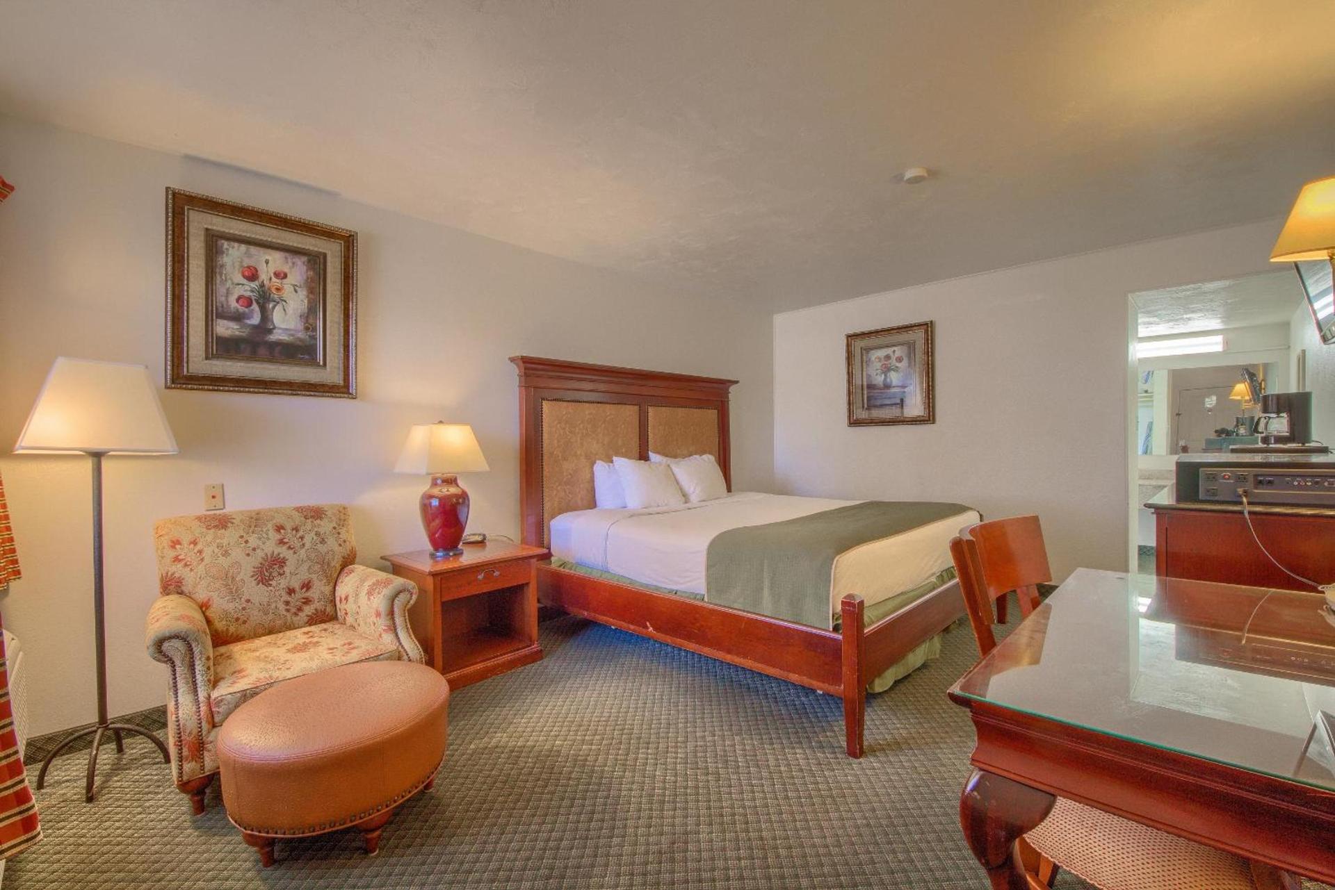 Americas Best Value Inn Uvalde photo 16
