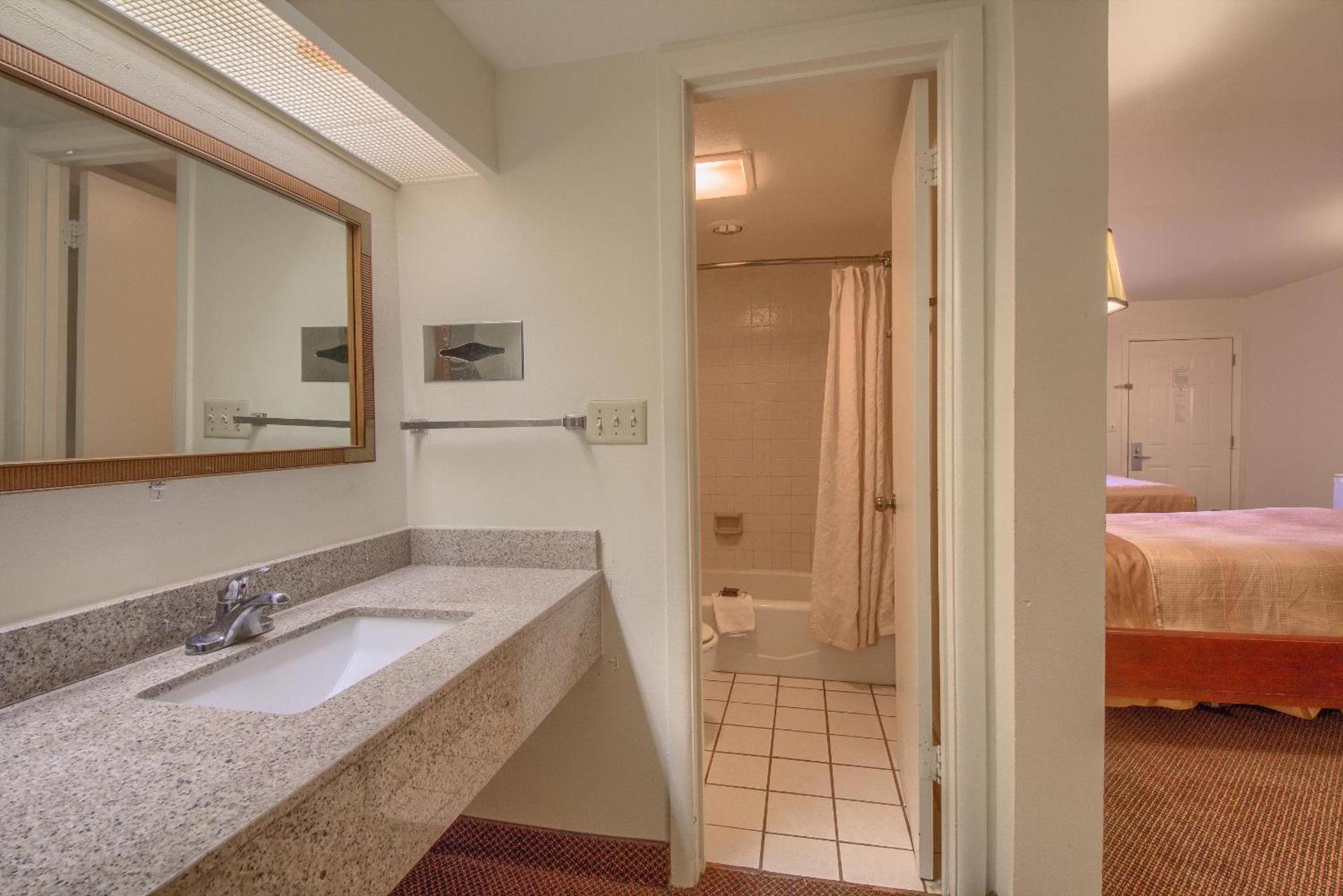 Americas Best Value Inn Uvalde photo 30