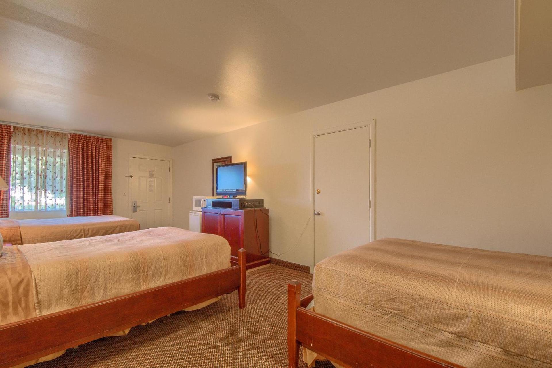 Americas Best Value Inn Uvalde photo 35
