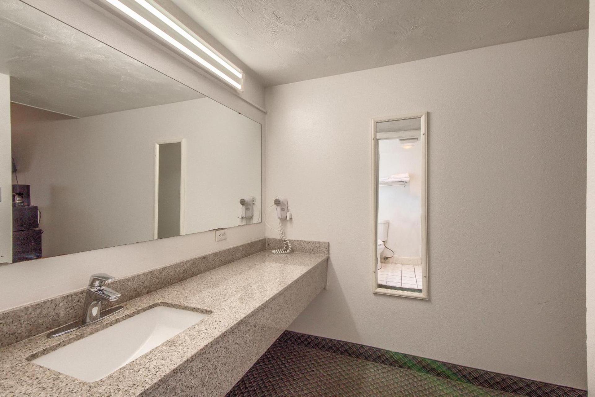 Americas Best Value Inn Uvalde photo 19