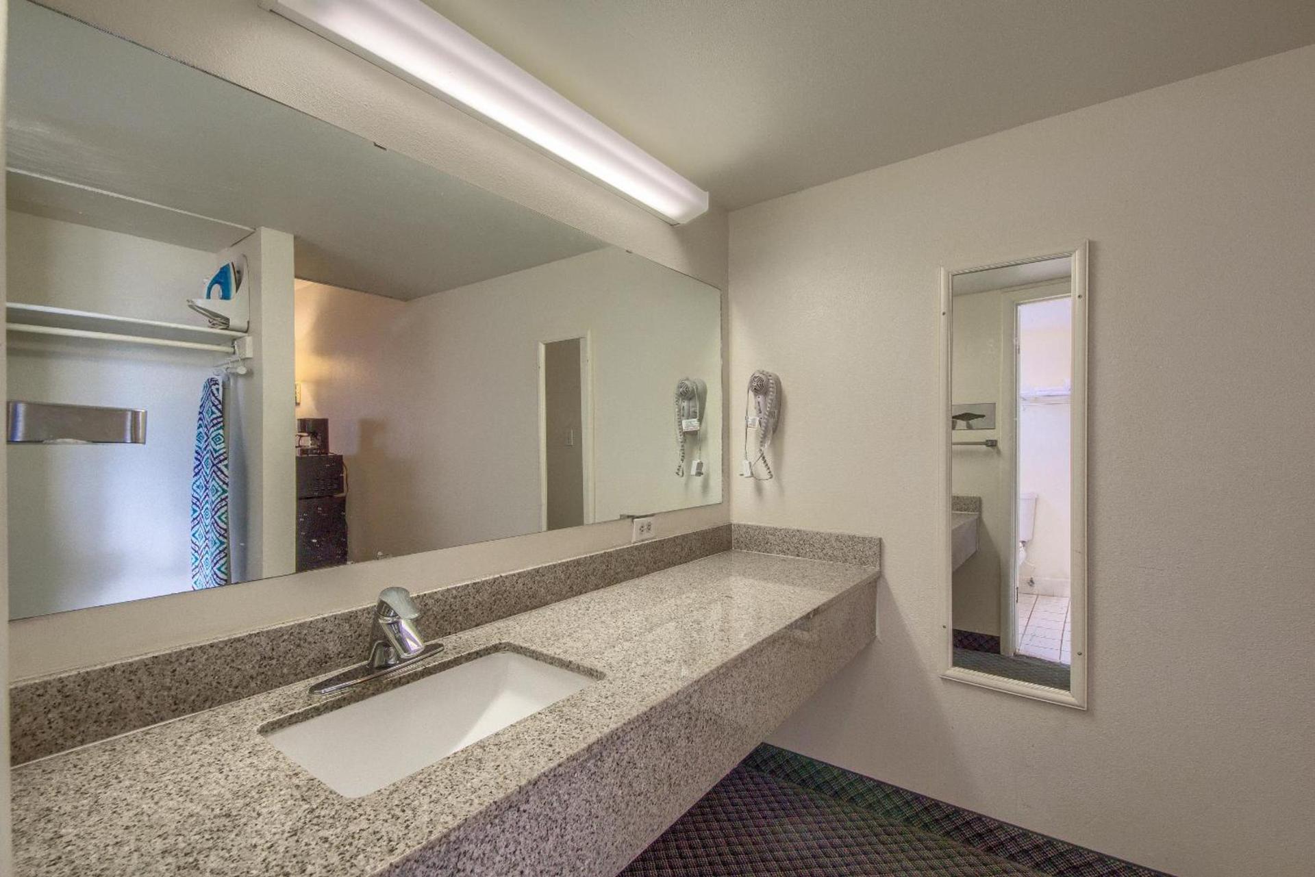 Americas Best Value Inn Uvalde photo 29