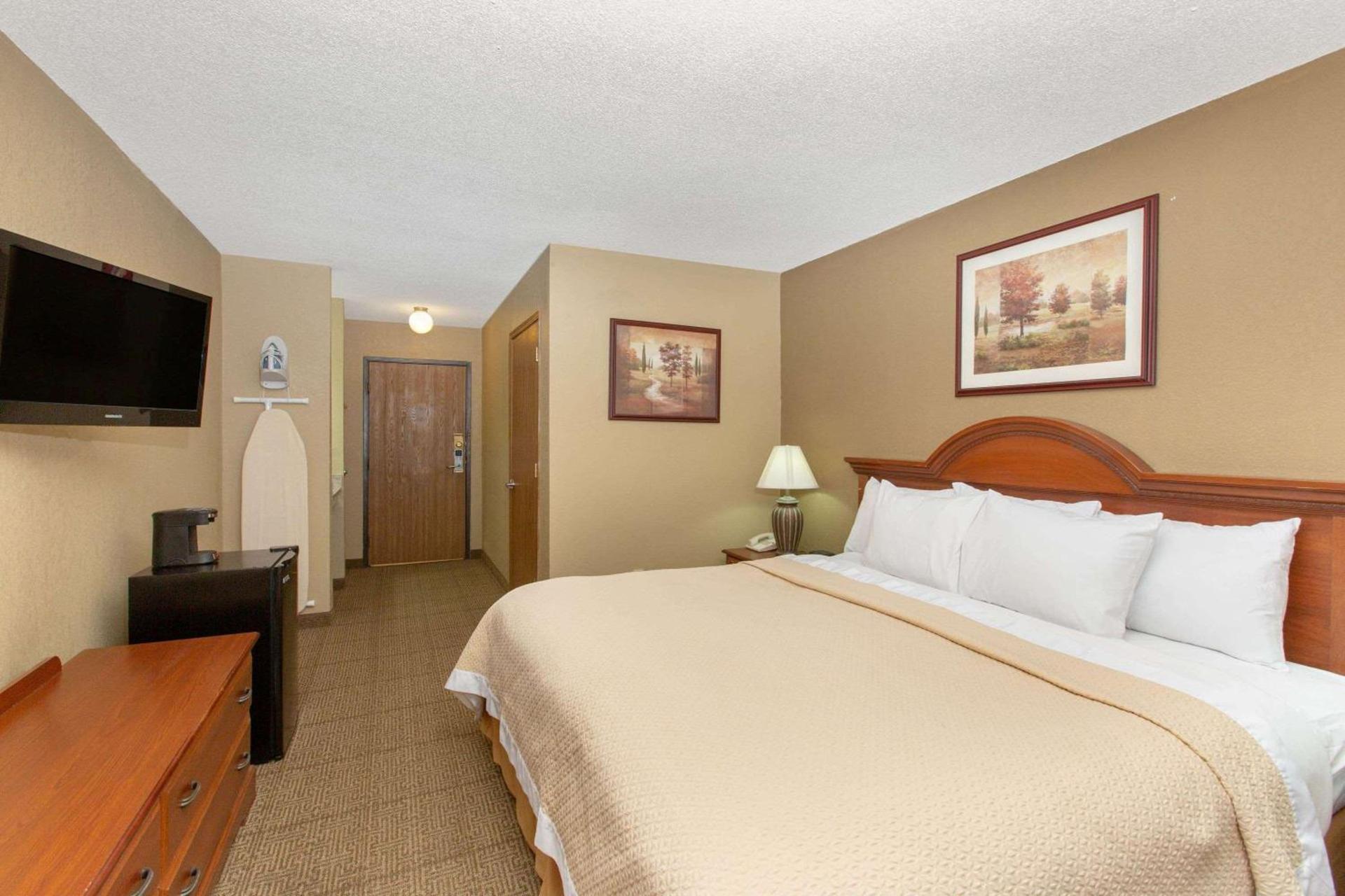 Days Inn by Wyndham Salina I-70 photo 39