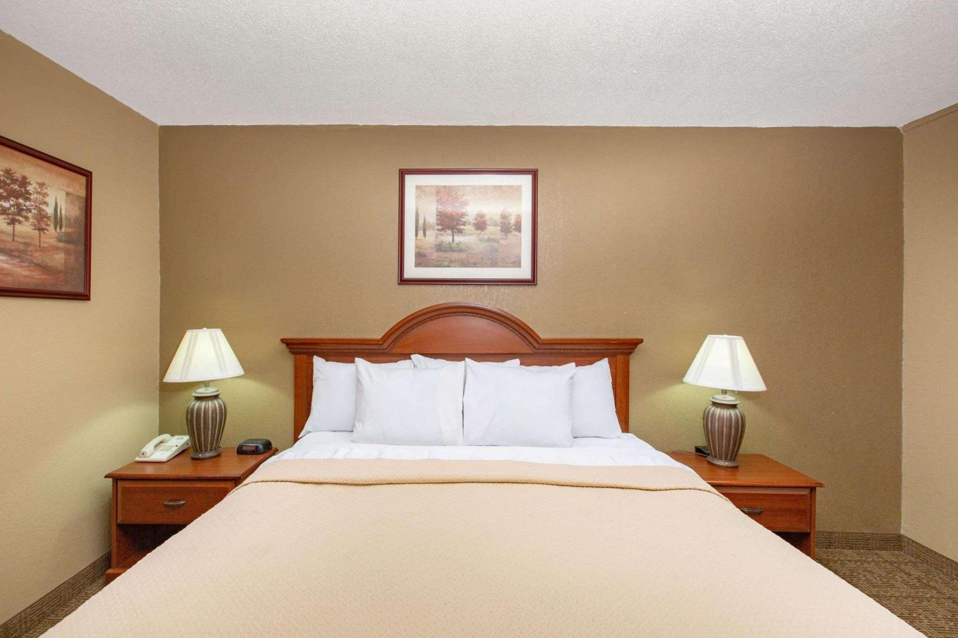 Days Inn by Wyndham Salina I-70 photo 45