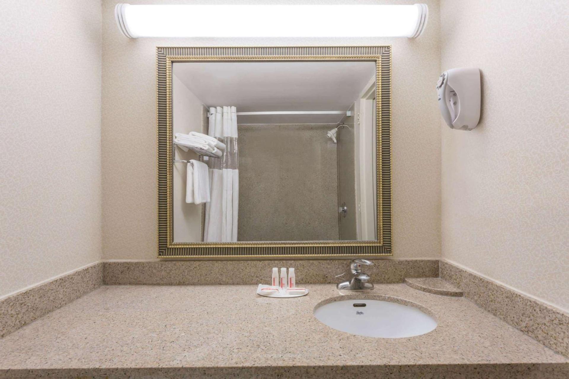 Ramada by Wyndham Triangle/Quantico photo 19