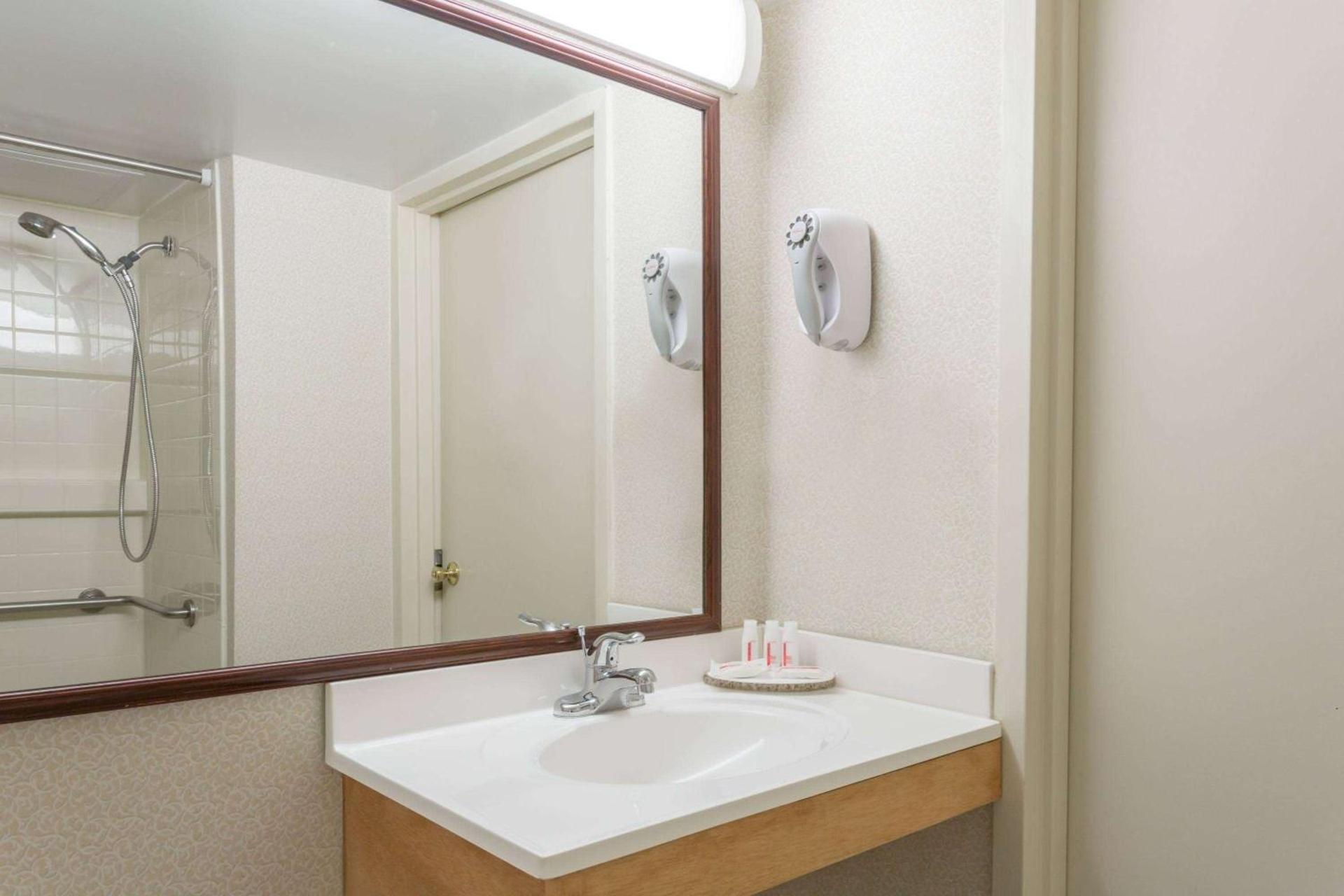 Ramada by Wyndham Triangle/Quantico photo 18