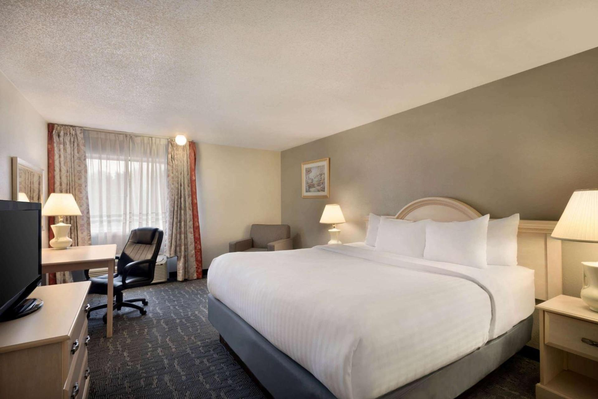 Baymont by Wyndham Des Moines North photo 14