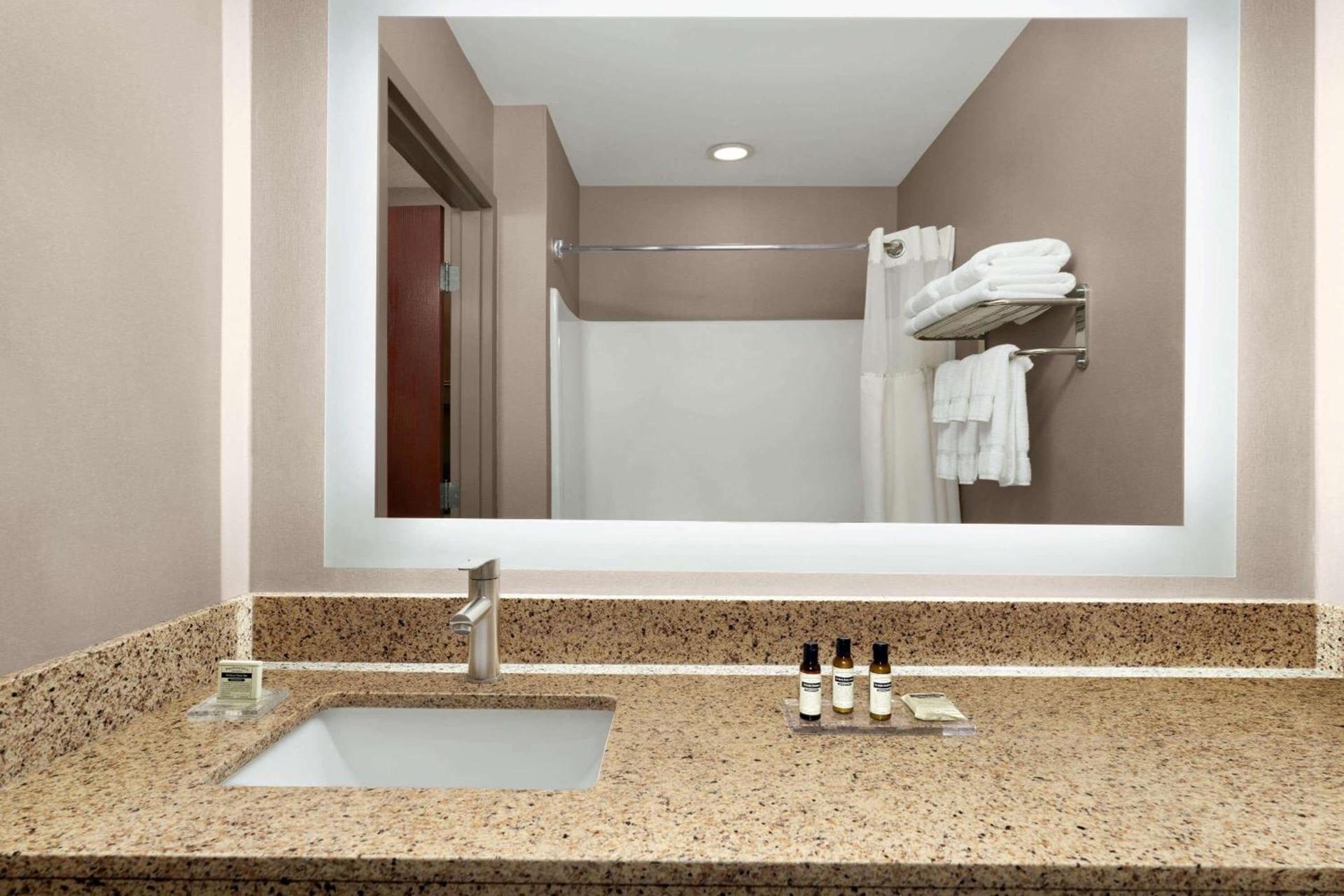 Lancaster Suites photo 25