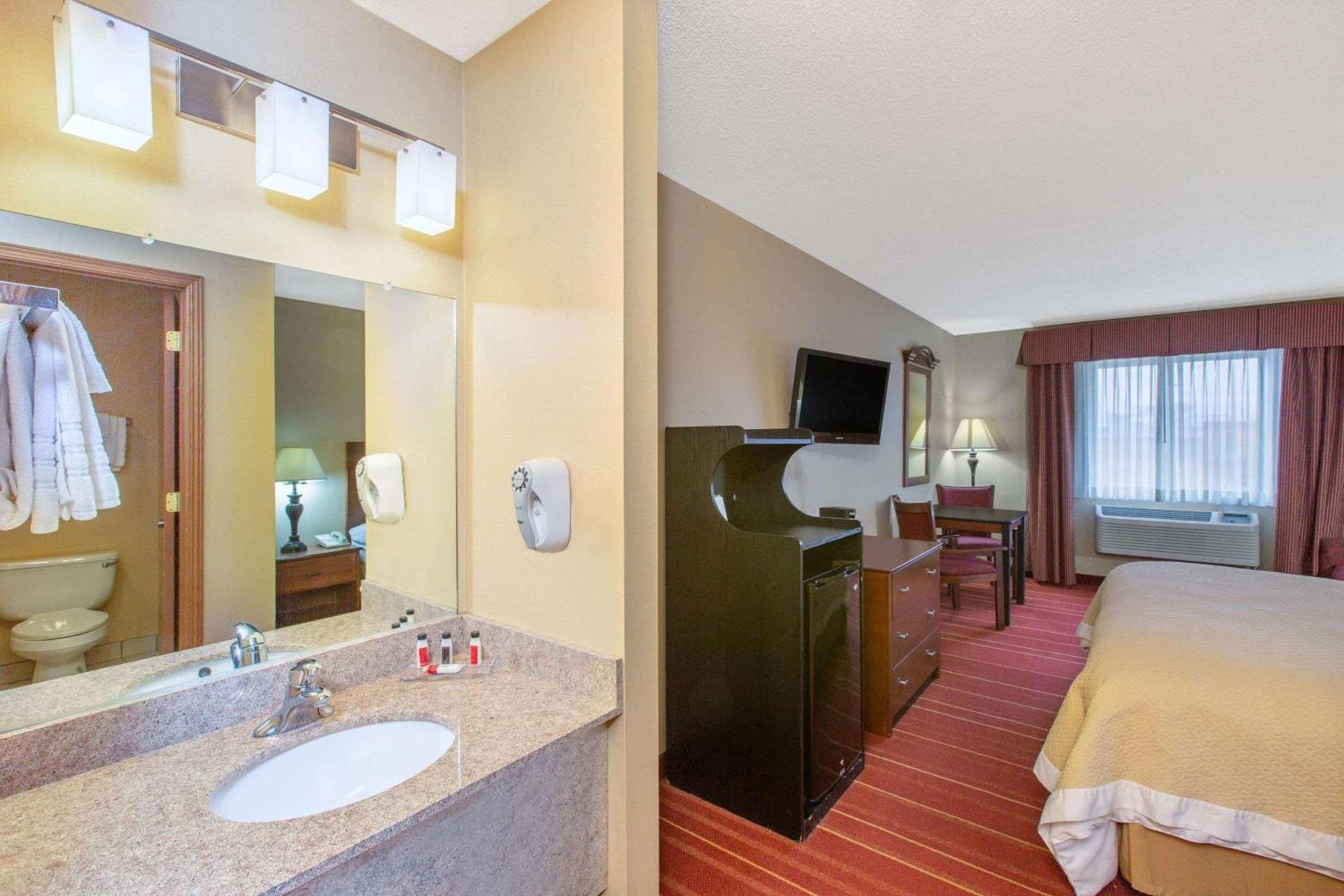 Days Inn by Wyndham Salina I-70 photo 40