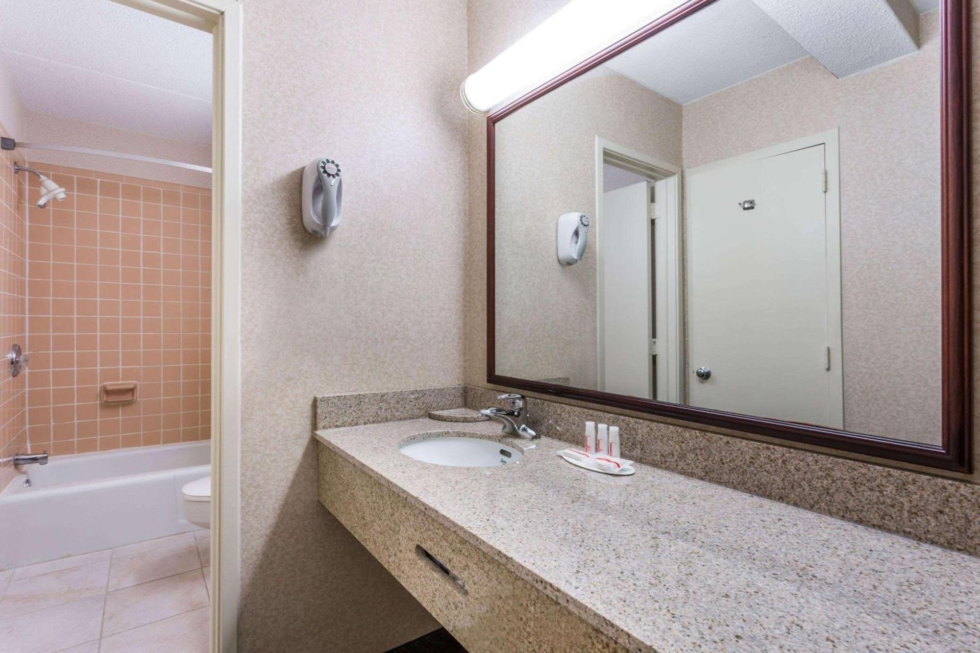 Ramada by Wyndham Triangle/Quantico photo 10