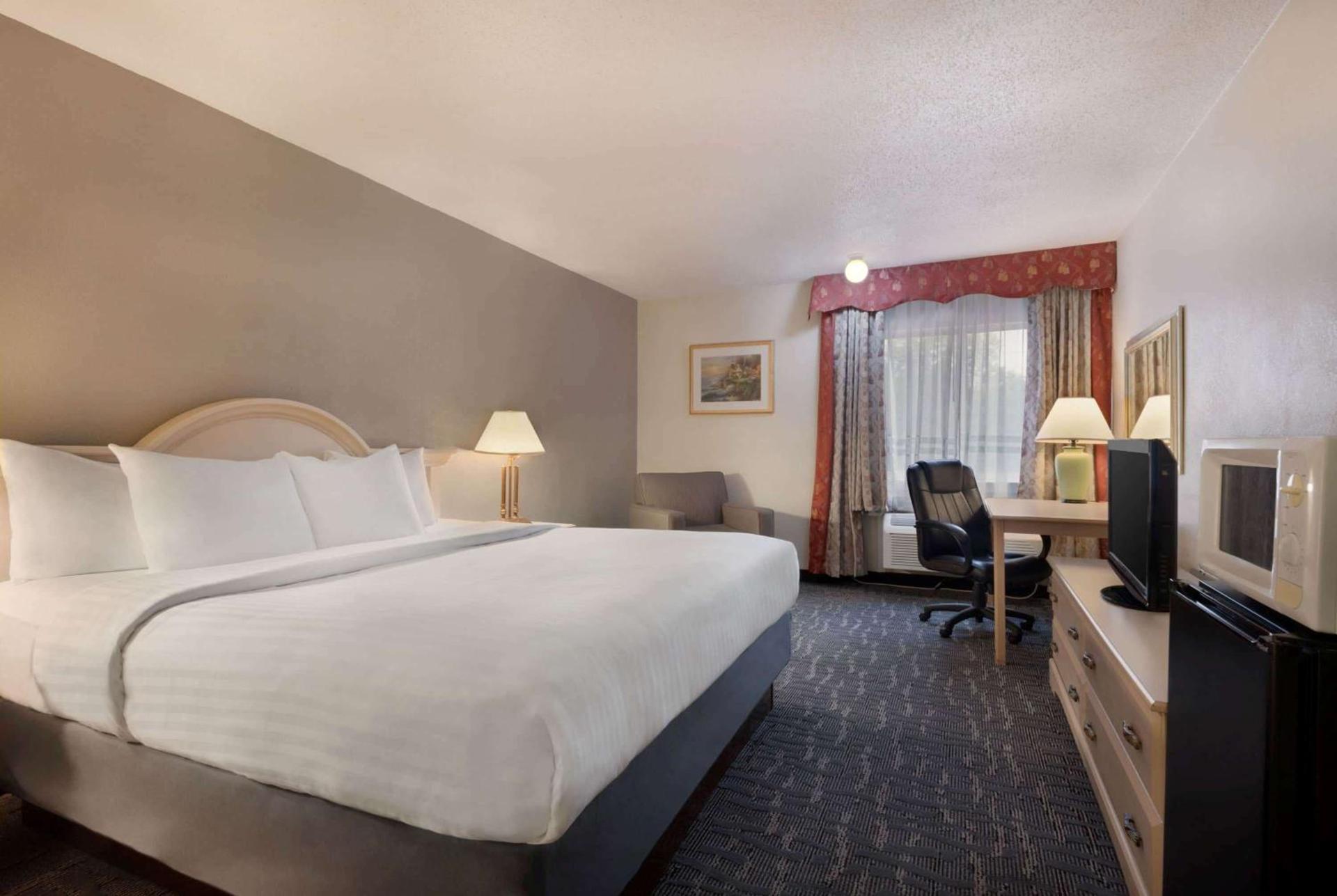 Baymont by Wyndham Des Moines North photo 12