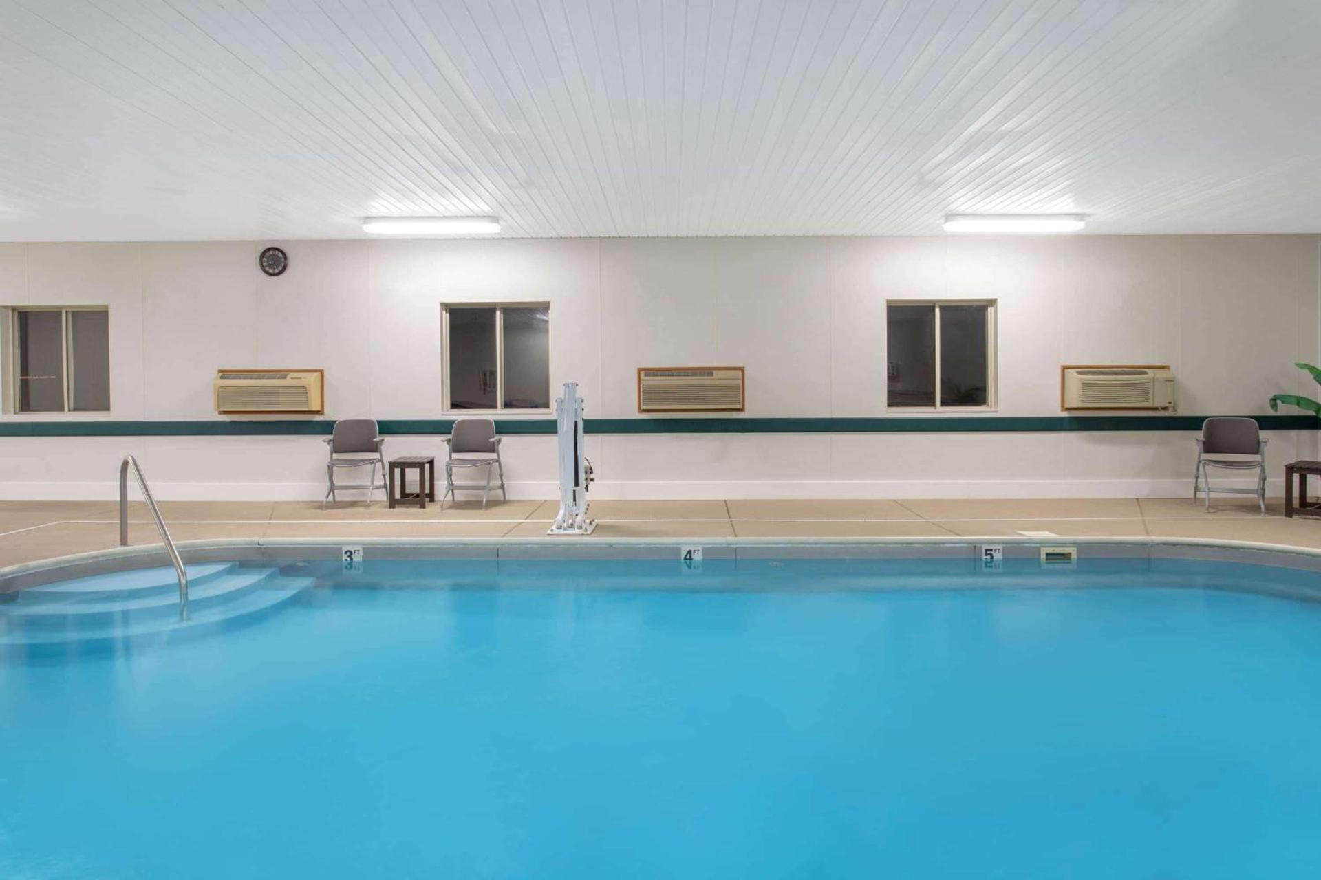 Super 8 by Wyndham Bedford photo 17