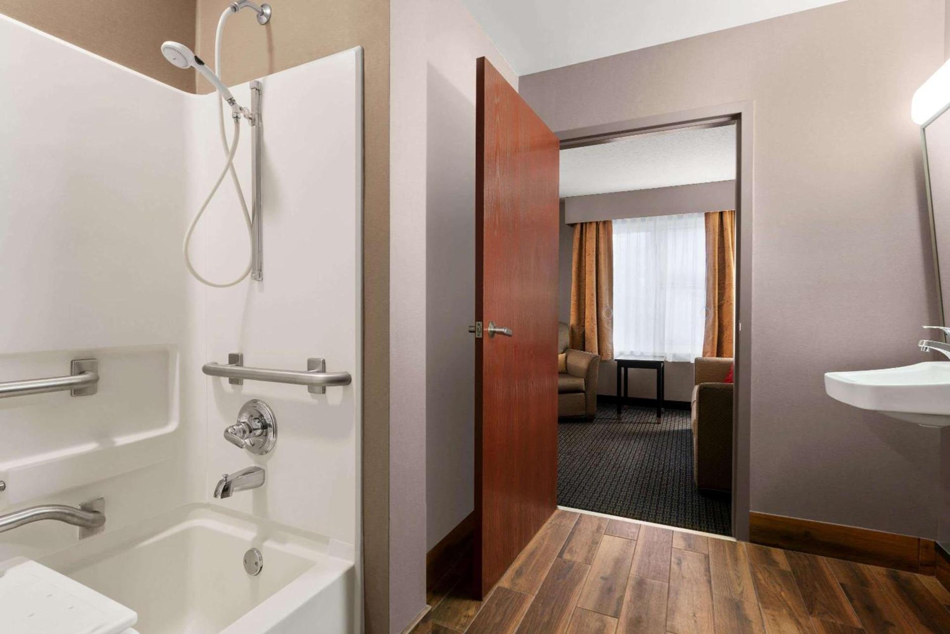 Lancaster Suites photo 19