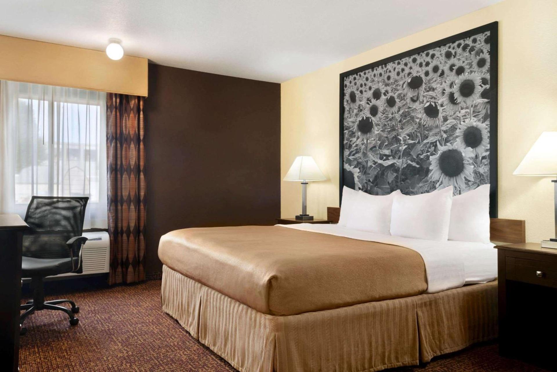 Super 8 by Wyndham Des Moines photo 37