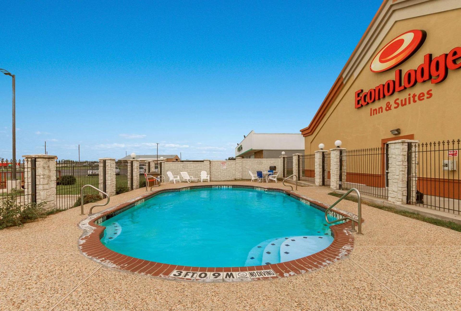Econo Lodge Inn & Suites Bridgeport photo 12
