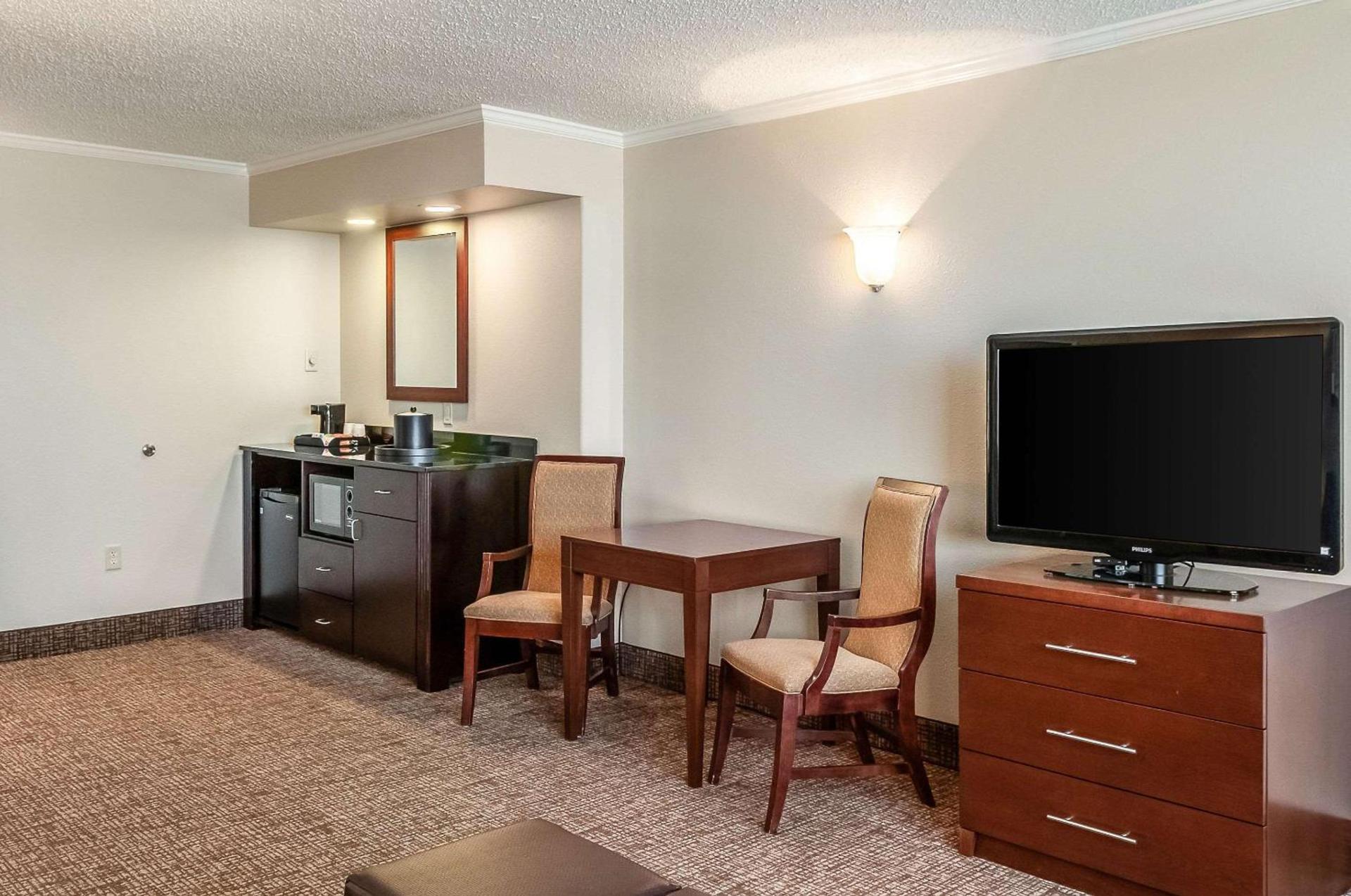 Comfort Inn & Suites At Copeland Tower photo 12