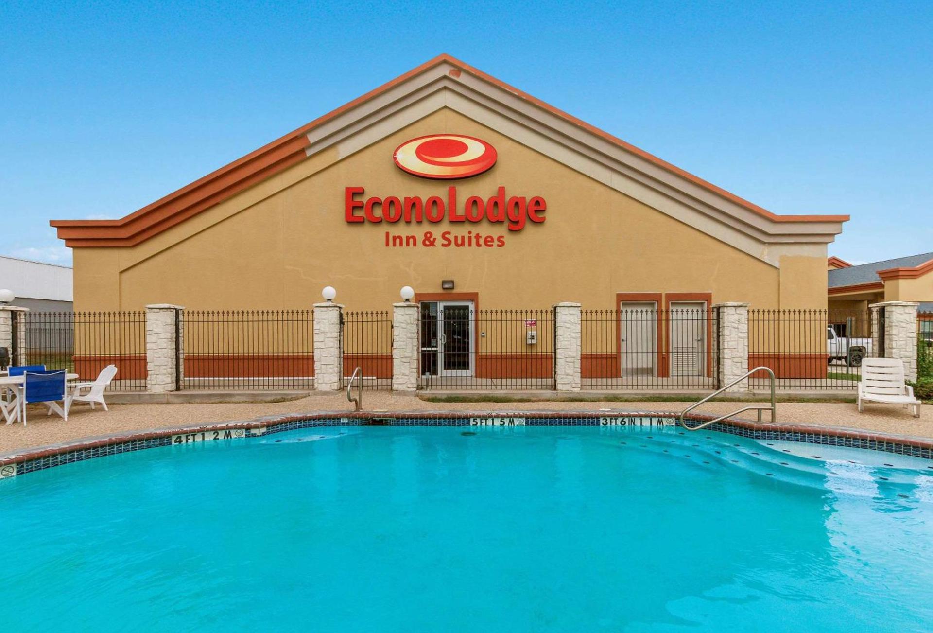Econo Lodge Inn & Suites Bridgeport photo 13