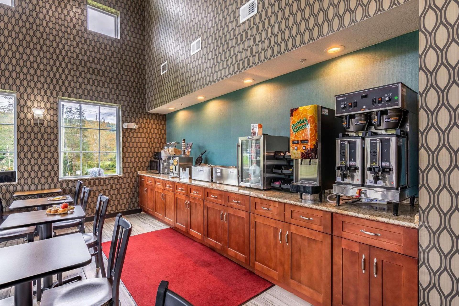 Rodeway Inn & Suites photo 14