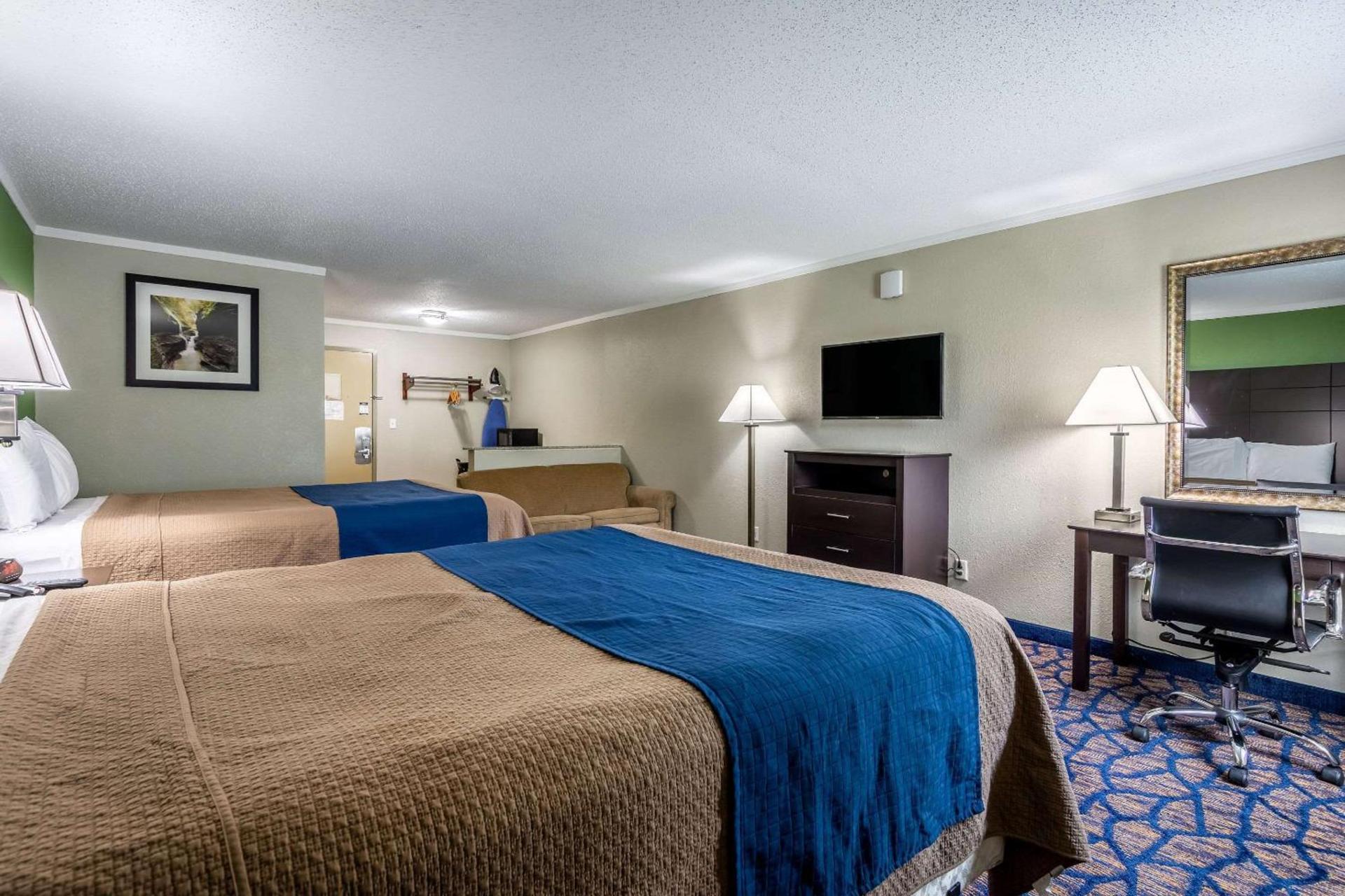 Rodeway Inn & Suites photo 13