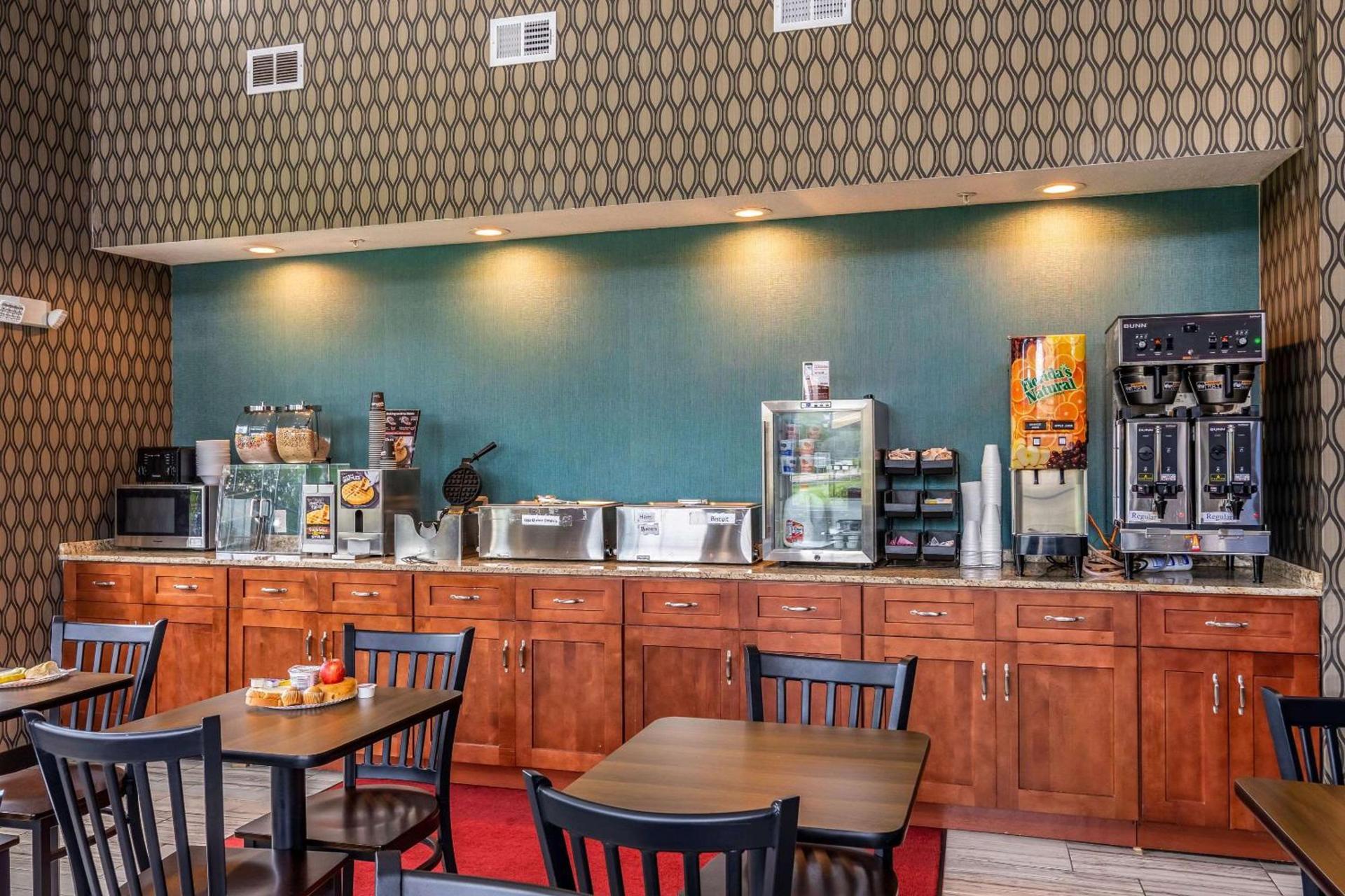 Rodeway Inn & Suites photo 11