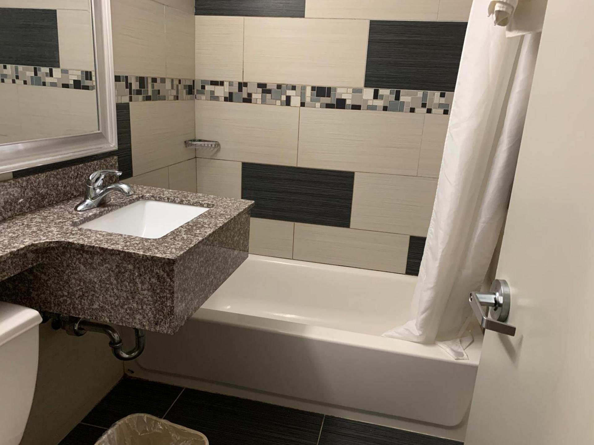 Red Carpet Inn Elmwood photo 21